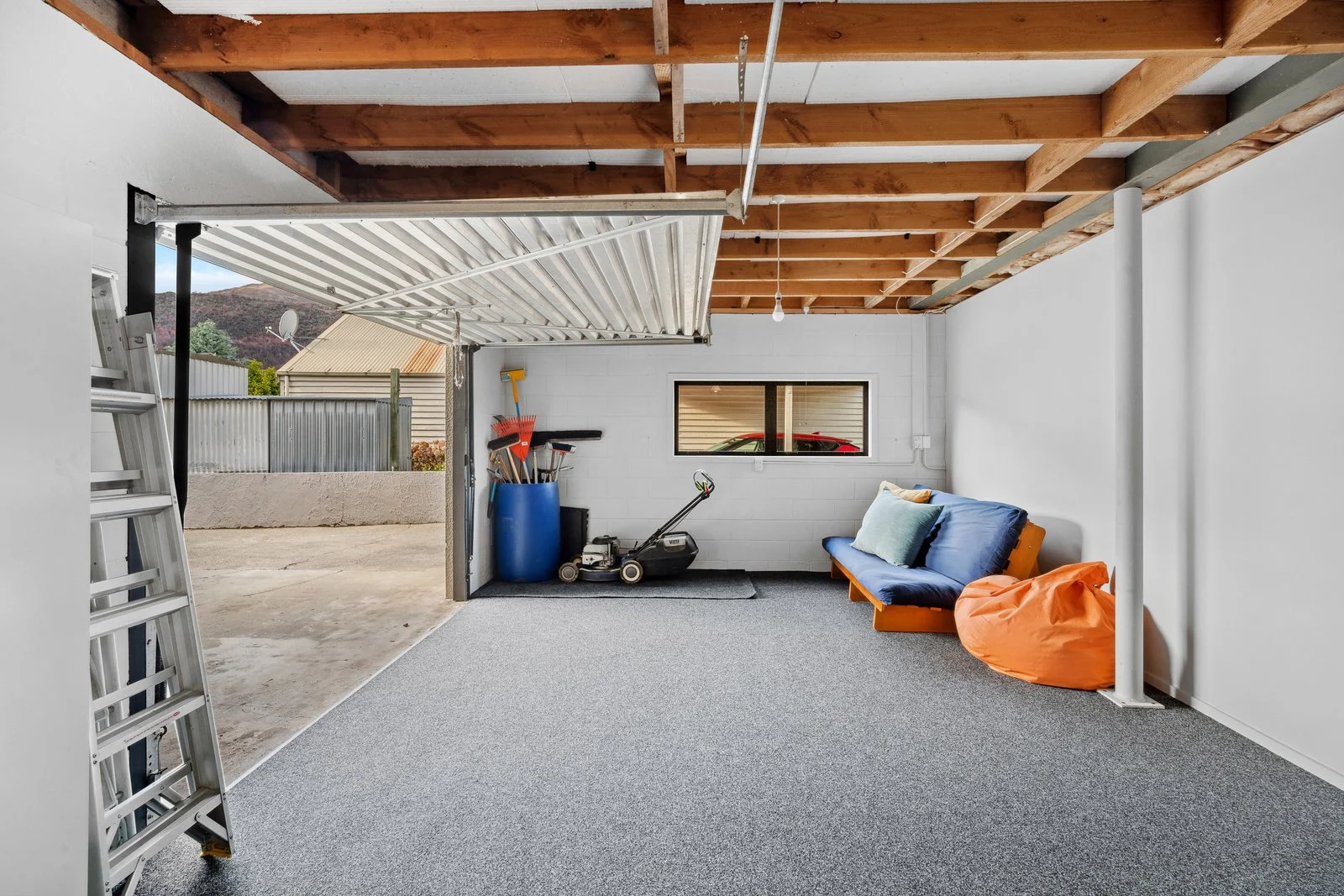 Copy of 047_Open2view_ID593720-32_Hood_Cresent.jpg