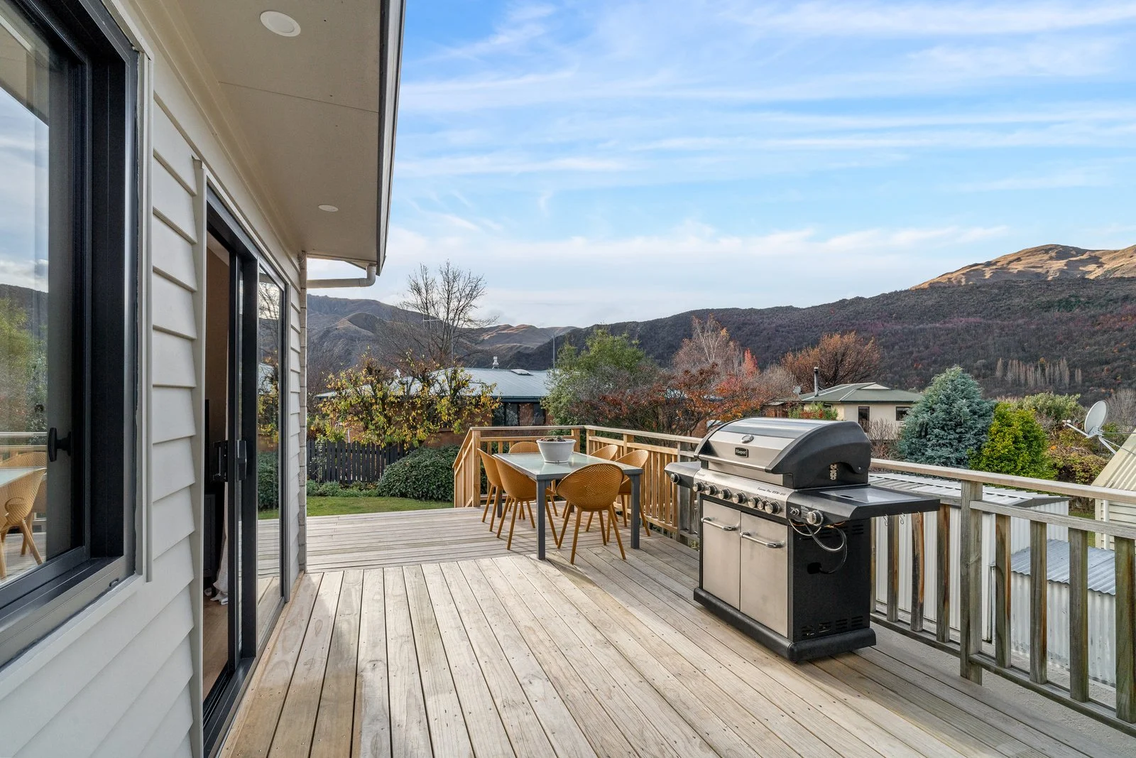 Copy of 050_Open2view_ID593720-32_Hood_Cresent.jpg