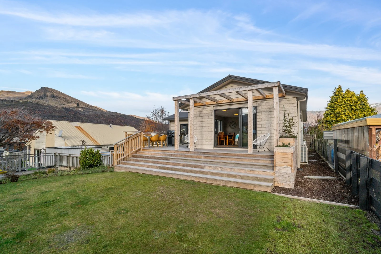 Copy of 053_Open2view_ID593720-32_Hood_Cresent.jpg