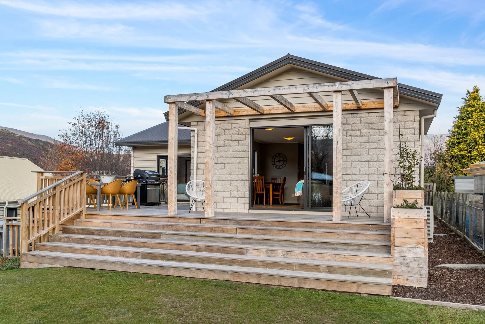 Copy of 055_Open2view_ID593720-32_Hood_Cresent.jpg