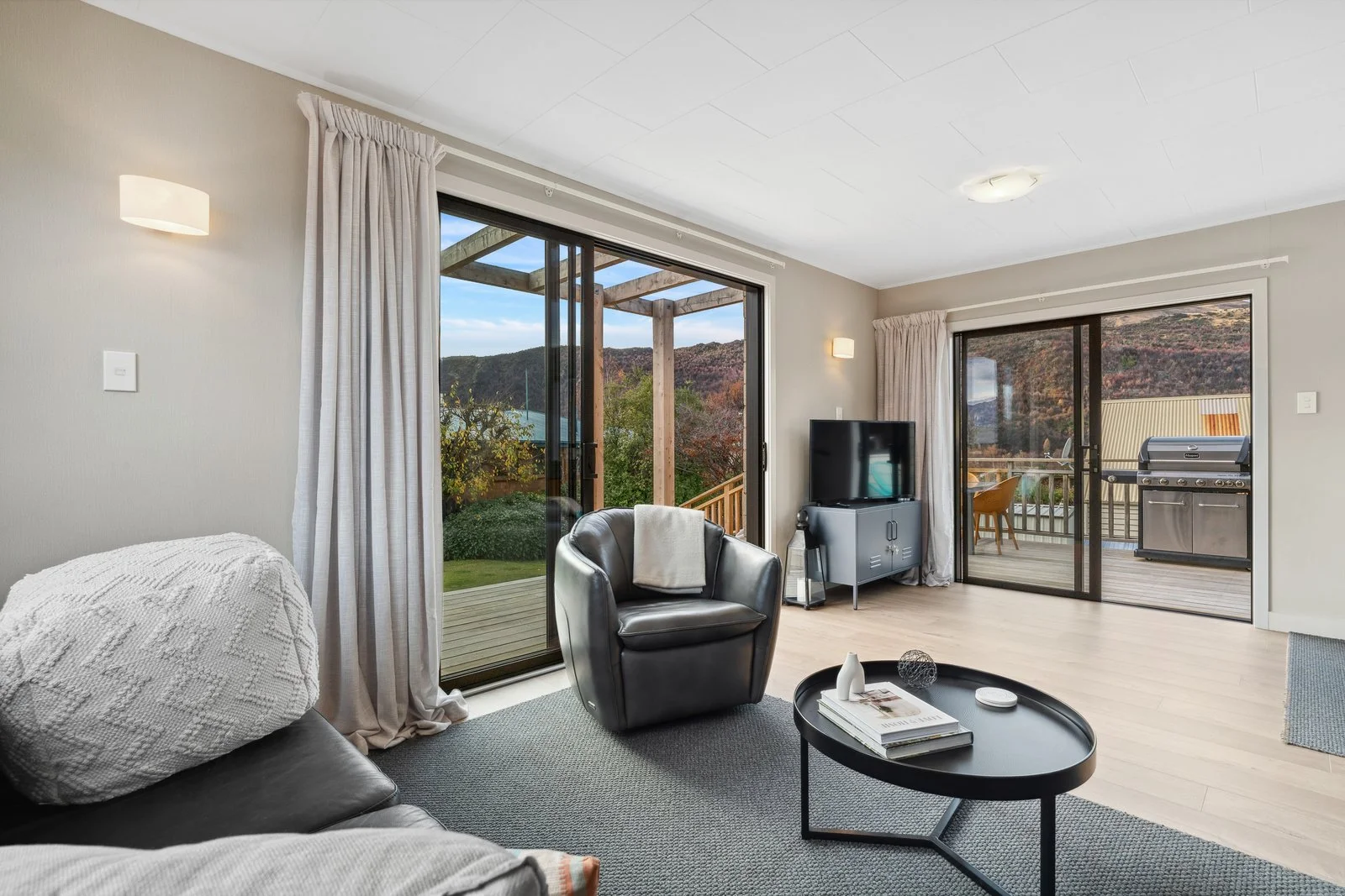 Copy of 035_Open2view_ID593720-32_Hood_Cresent.jpg