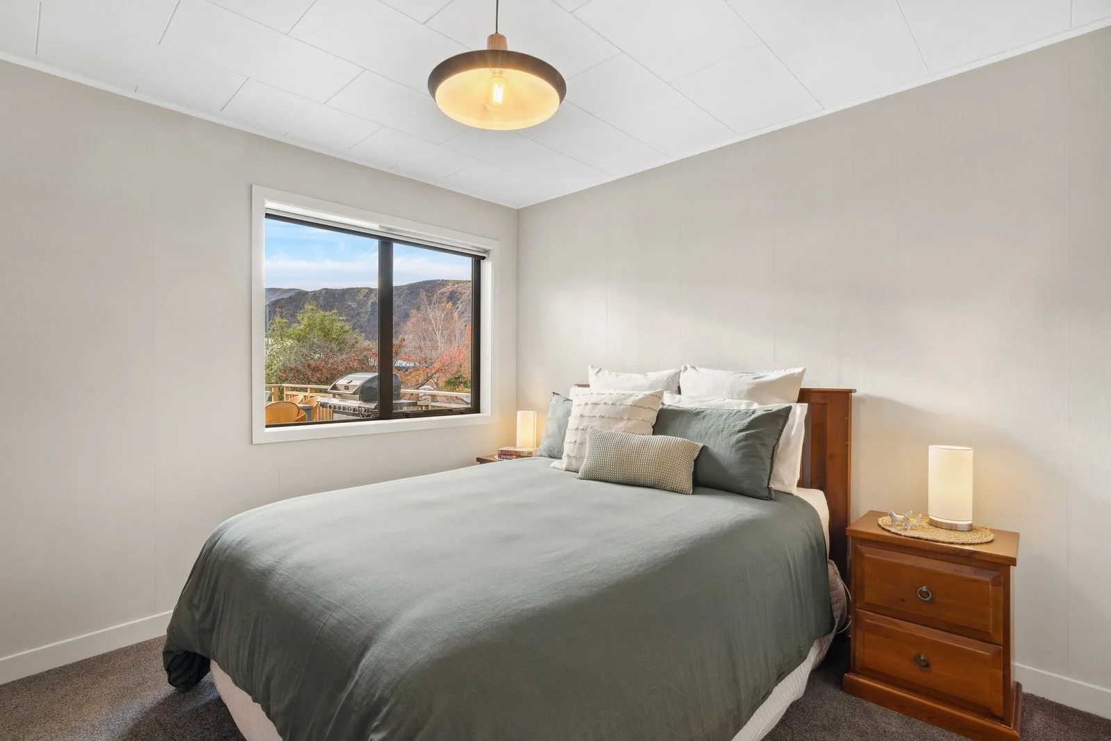 Copy of 042_Open2view_ID593720-32_Hood_Cresent.jpg