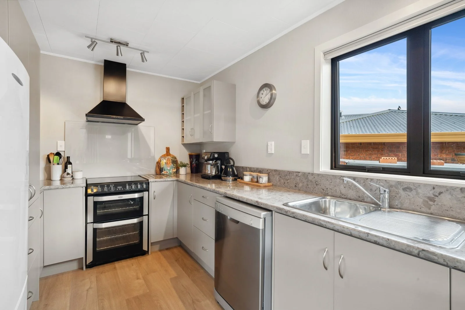 Copy of 031_Open2view_ID593720-32_Hood_Cresent.jpg