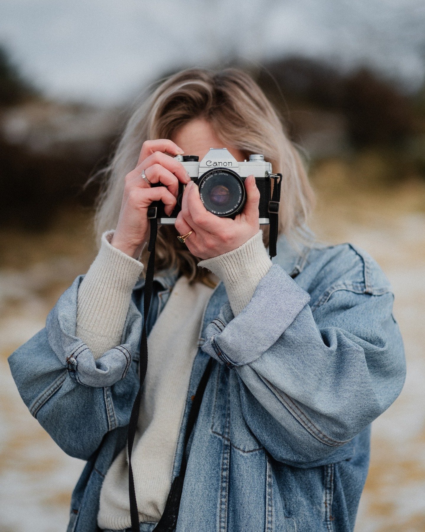 Uw fotograaf, Cindy.

Hey, dit is mij. 

&Eacute;&eacute;n grote brok vol idee&euml;n en energie om te cre&euml;ren. Mijn hoofd komt elke dag met nieuwe concepten dus mijn allergrootste job is filteren. Maar daar ben ik niet zo goed in vrees ik. Ik z