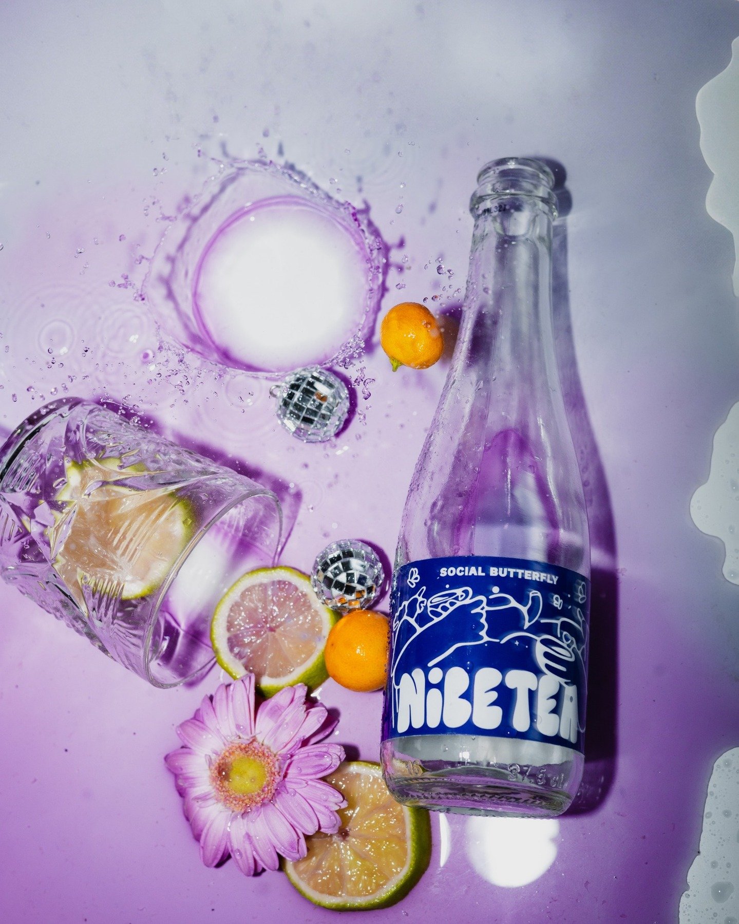 Plot twist: geen mensen, maar dit is 100% mijn vibe. 💜 

Vanaf nu krijgt mijn feed alleen maar meer van die &eacute;chte 'me-energy'. Wat vinden jullie? 💭 

@niceteadrink 

#MijnVibeMijnFeed 
#productfotografie 
#productphotography 
#niceteadrink
#