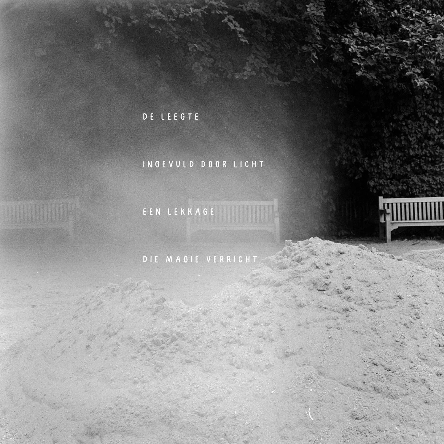 Enkele weken geleden kregen we een analoge Hasselblad in ons handen geduwd op school. Een analoge middenformaat camera uit de jaren 50. Wat een gevoel om zoiets vast te hebben, niet wetende waar het al overal geweest is. Denkende aan alles wat het al