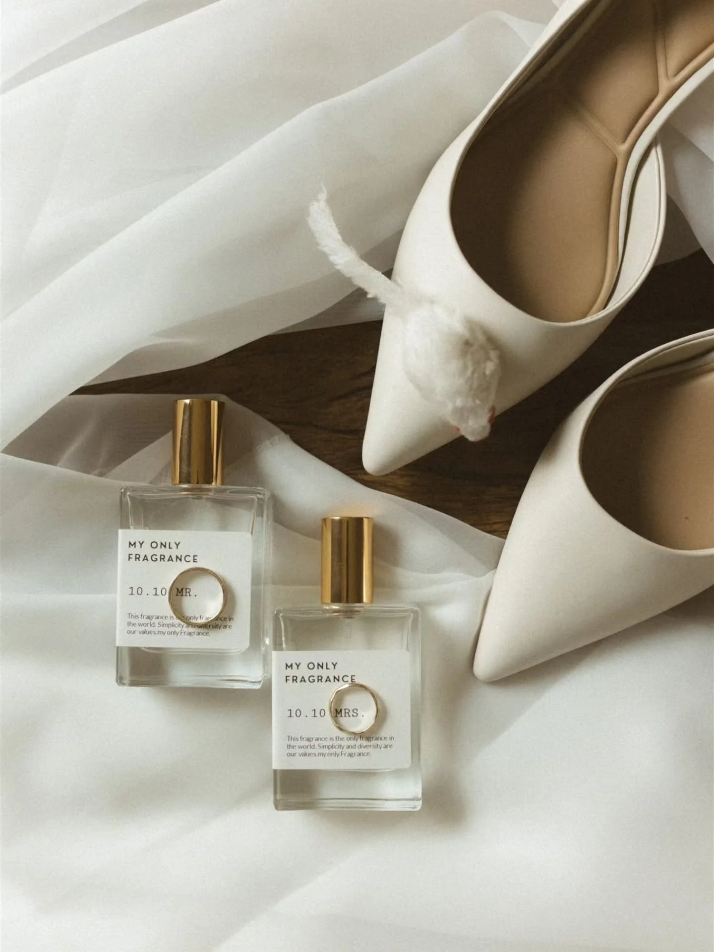 Galery delivered 💃🩷

1. De kat was een beetje overweldigd door het volk, dus dan maar enkele speelgoedjes tussen de flatlays gelegd. 
2. Geniaal idee van &eacute;&eacute;n van de bridesmaids: we leggen die spiegel horizontaal op de vensterbank en d