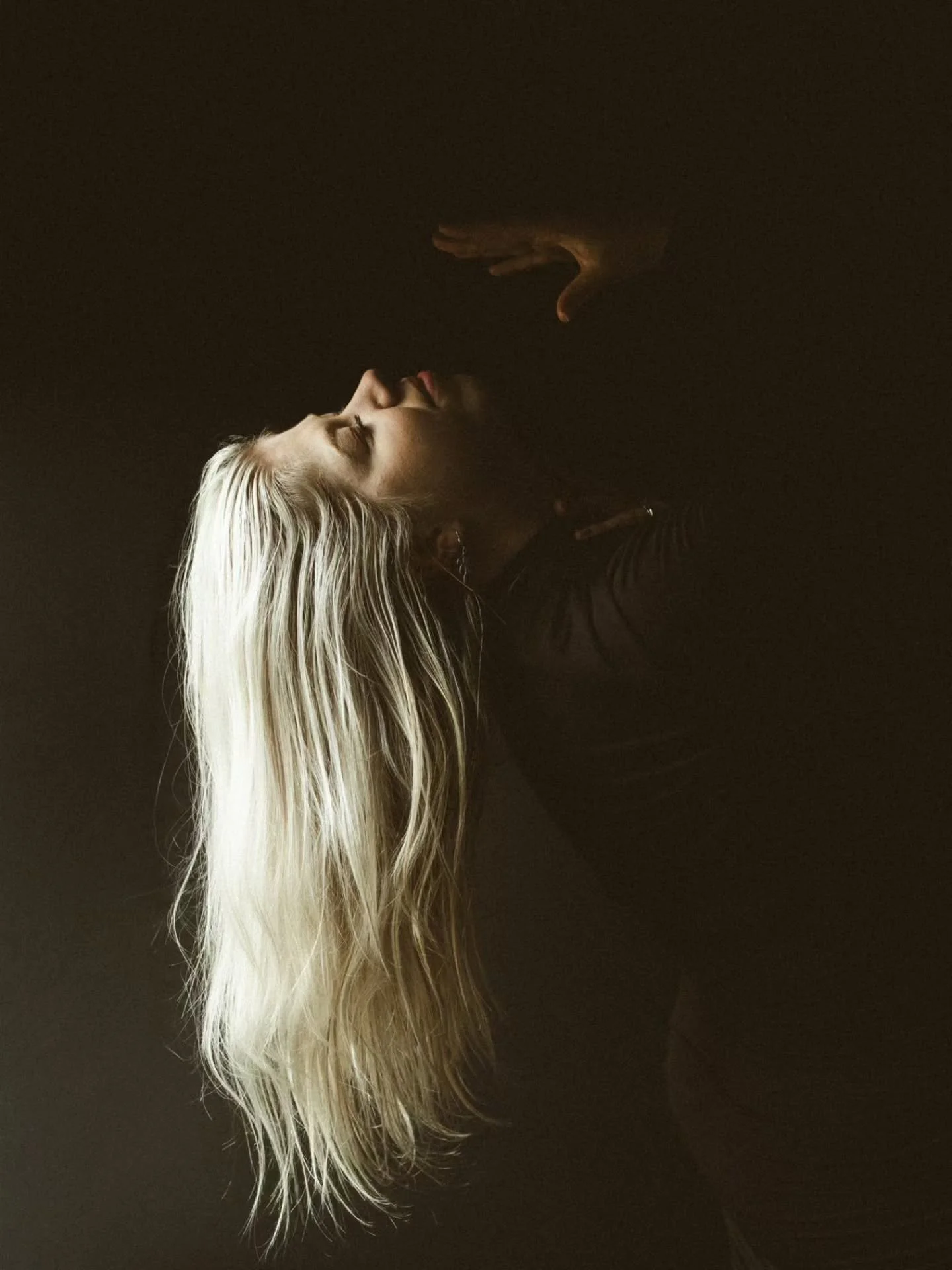 Happy Halloween 🎃 

Ik ben echt een sucker voor thema's en verkleden, trouwens! Alsook voor outside the box idee&euml;n en die moody vibe die hier boven te zien is. Dat voelt helemaal in my zone. Experimenteren, lichtbronnen toevoegen, outfits in el