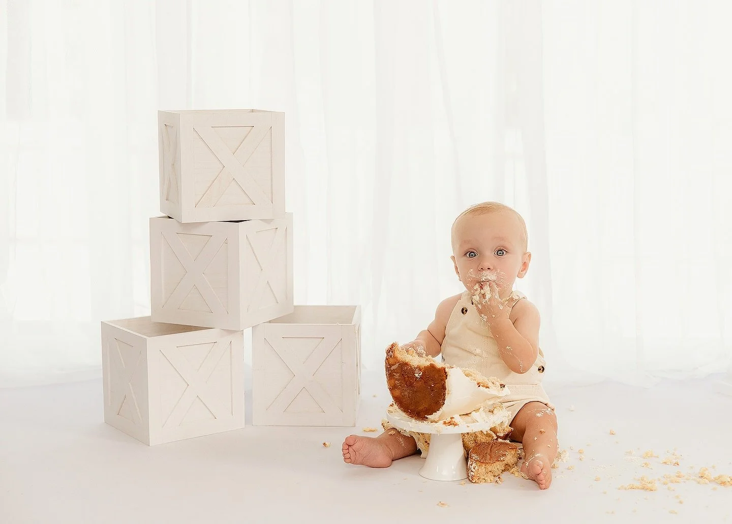 ✨ One year of love, laughter, and little miracles&hellip; ✨

There&rsquo;s something so magical about celebrating your baby&rsquo;s first year &mdash; the tiny toes, the belly laughs, the wonder in their eyes. A cake smash photoshoot captures the joy