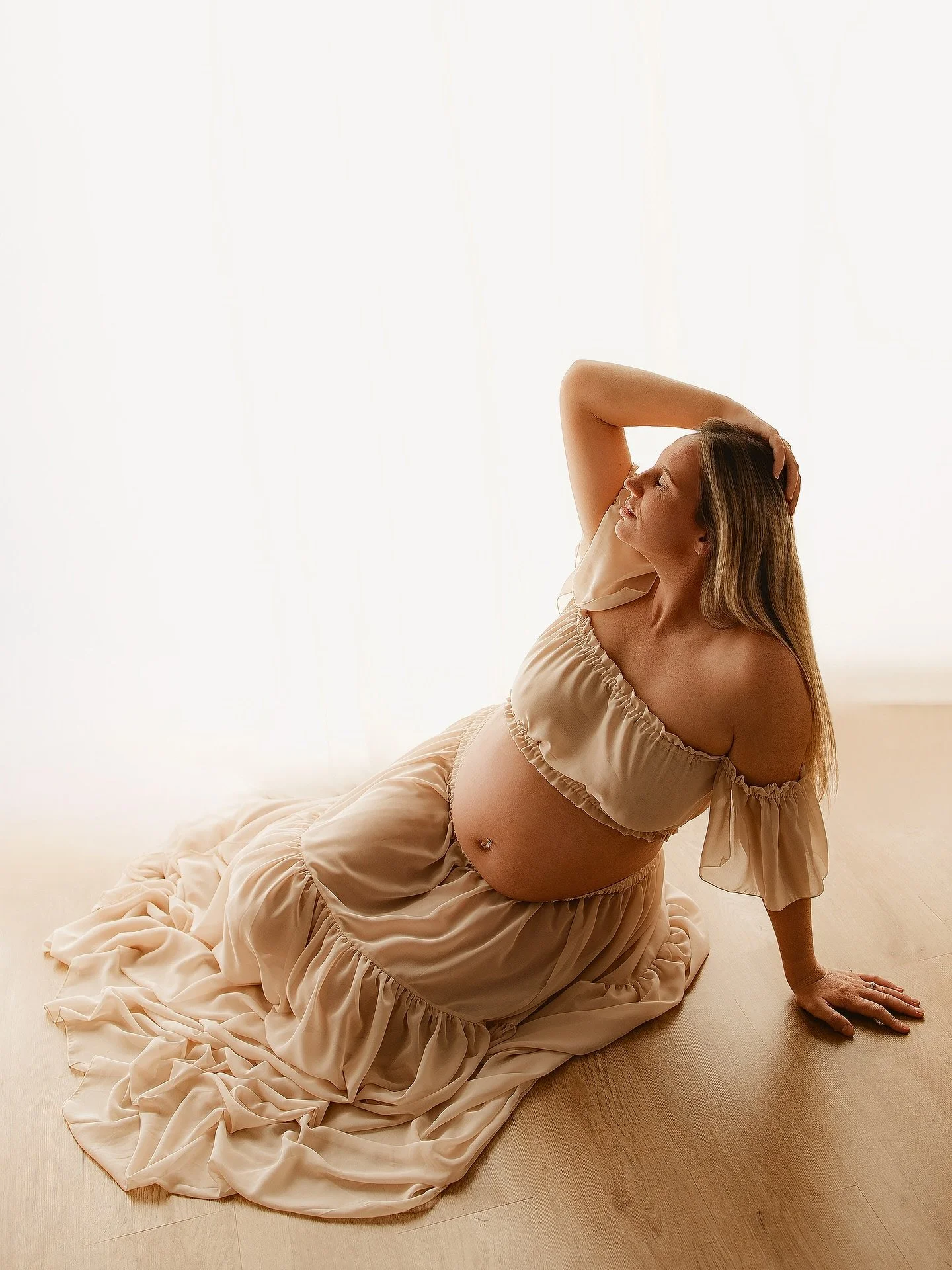 ✨ Where life begins and love grows. ✨
Before the tiny toes and midnight cuddles, there’s this—quiet anticipation, gentle connection, and the beauty of becoming. In the soft light of the studio, we capture the glow, the bond, and the stor