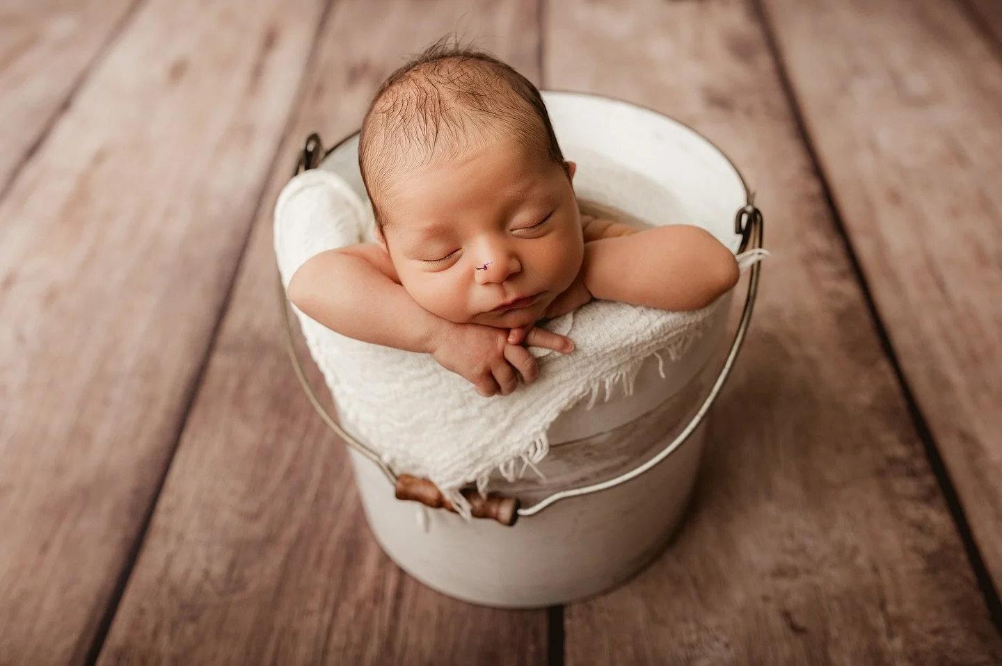 Is there anything cuter than a baby in a bucket? Surely not 🥺