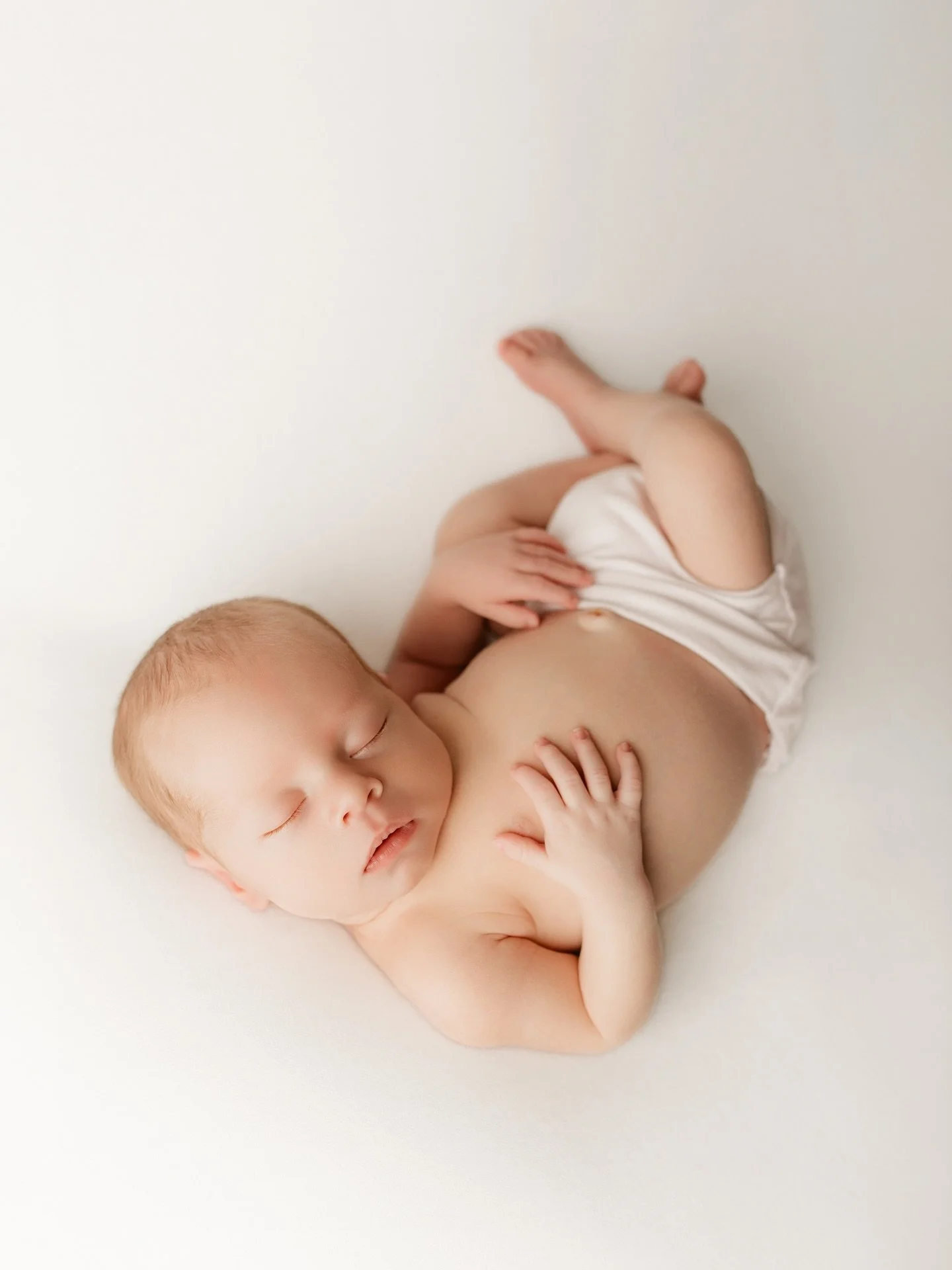 Perfectly curled, softly dreaming, and impossibly tiny 🤍

These quiet newborn moments &mdash; the gentle stretch, the relaxed hands, the calm that only a brand-new baby holds &mdash; are fleeting in the most beautiful way. Capturing them just as the