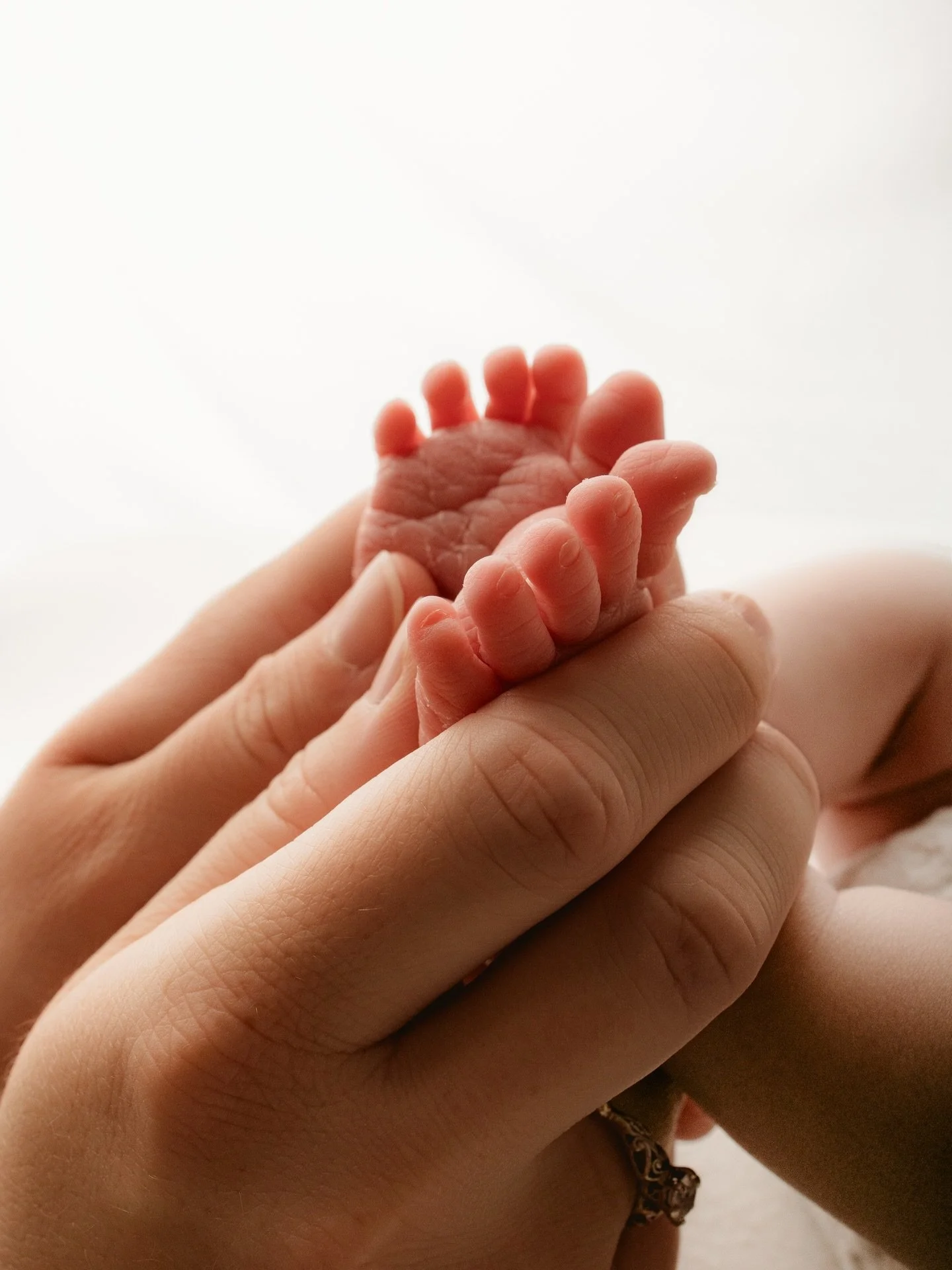 Ten tiny toes ✨

Your baby will only be this tiny once.

Newborn sessions are best captured within the first few weeks, when they&rsquo;re sleepy, curly, and brand new to the world 🤍

If you&rsquo;re expecting or have recently welcomed your little o