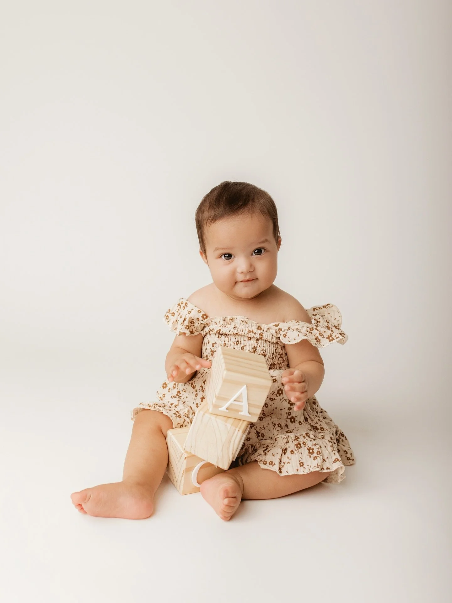 Sweet sits, chubby thighs and the biggest little personalities 🤍

Sitter sessions are designed for babies who can sit confidently on their own but aren&rsquo;t yet walking &mdash; the perfect window to capture curiosity, expression and those delicio