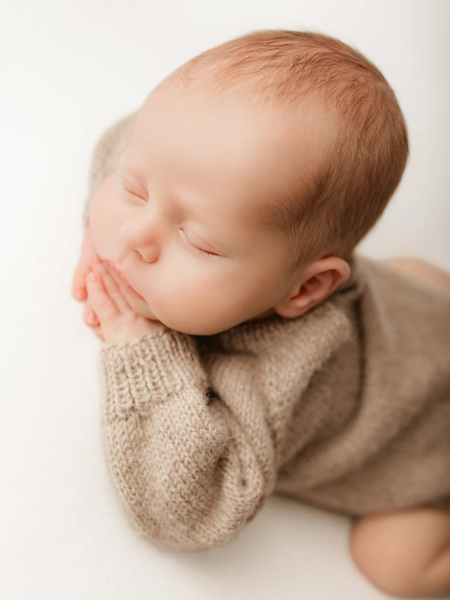 The sleepy details ✨

This tiny, curled-up, milk-drunk stage only lasts a moment.
Those flaky fingers, squishy lips and perfectly tucked toes change so quickly once they begin to stretch and grow.

The newborn phase is the only time we get these beau