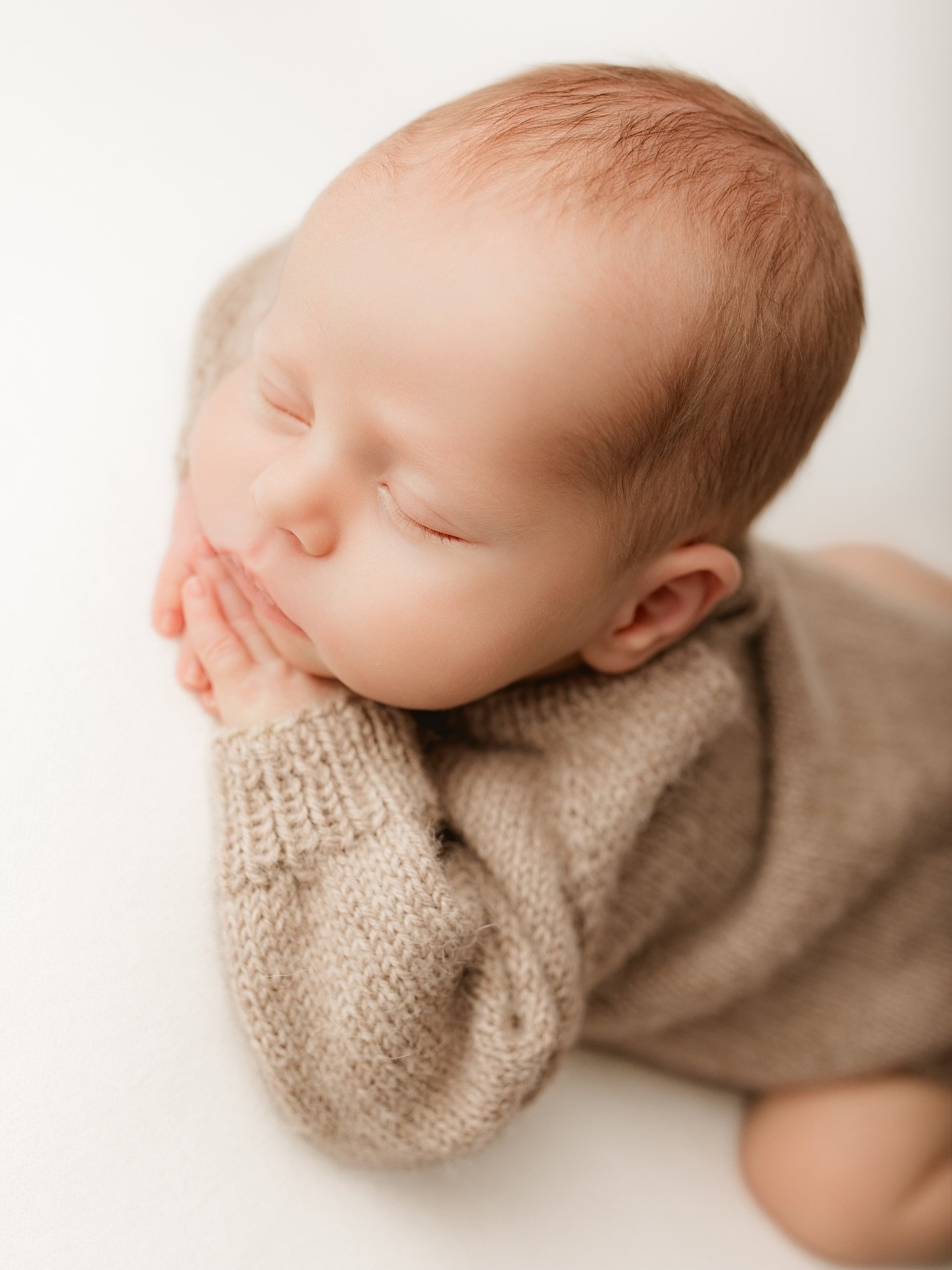 The sleepy details ✨

This tiny, curled-up, milk-drunk stage only lasts a moment.
Those flaky fingers, squishy lips and perfectly tucked toes change so quickly once they begin to stretch and grow.

The newborn phase is the only time we get these beau