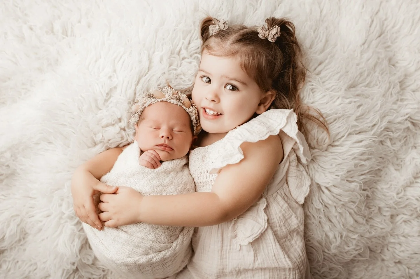 Give me all of the adoring siblings 🥹 
Is there anything sweeter? 

For more information + bookings, head to www.sageandcophotography.com 

📍Private Raceview Studio, Servicing Ipswich + Surrounds