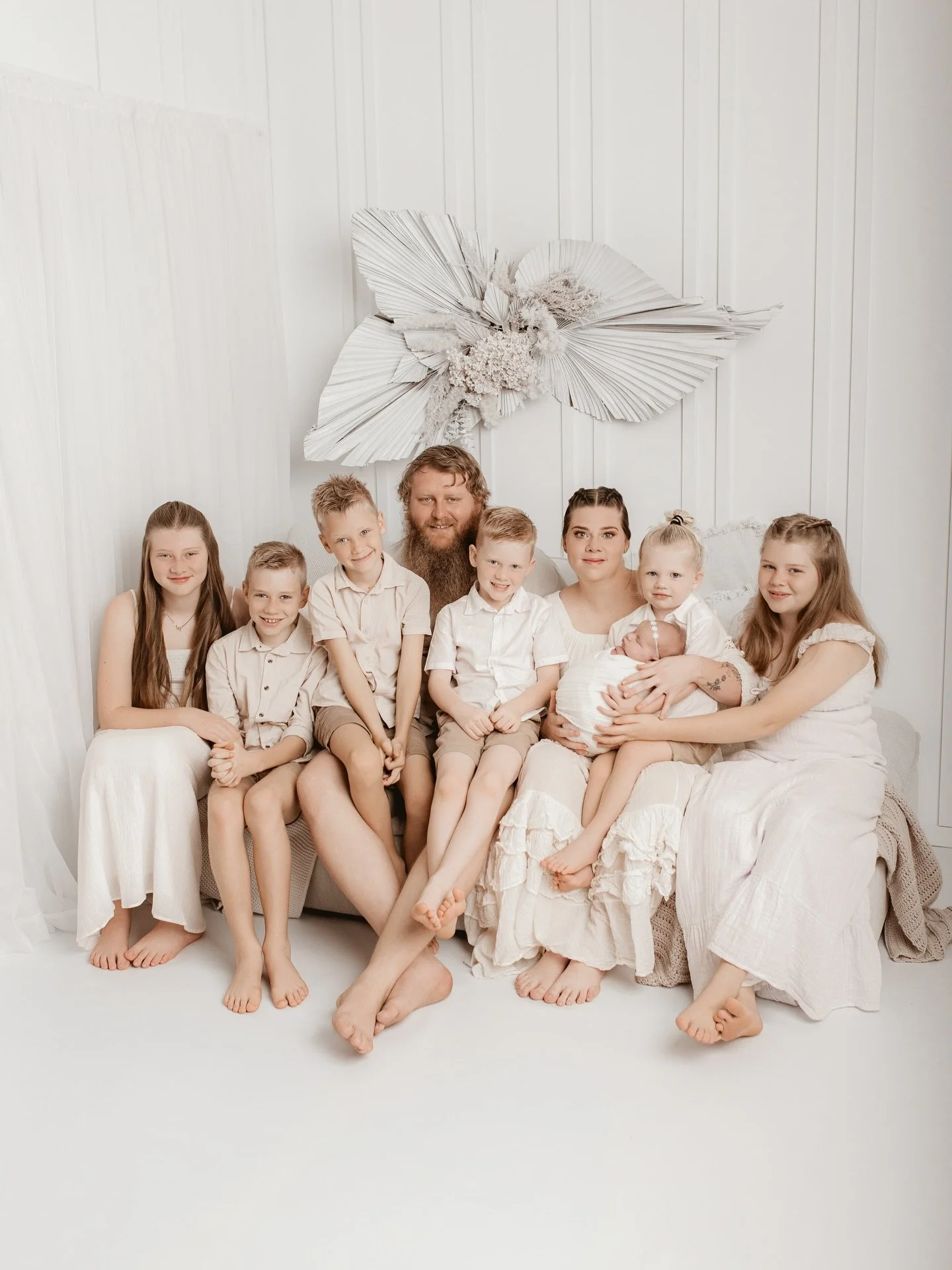 Seven little blessings 🤍

I often have people ask if they can include the family or siblings in newborn session and the answer is YES! Absolutely, I work with families big and small! 

Everyone looking, everyone happy! Gosh I&rsquo;m good 🤪
Helps w