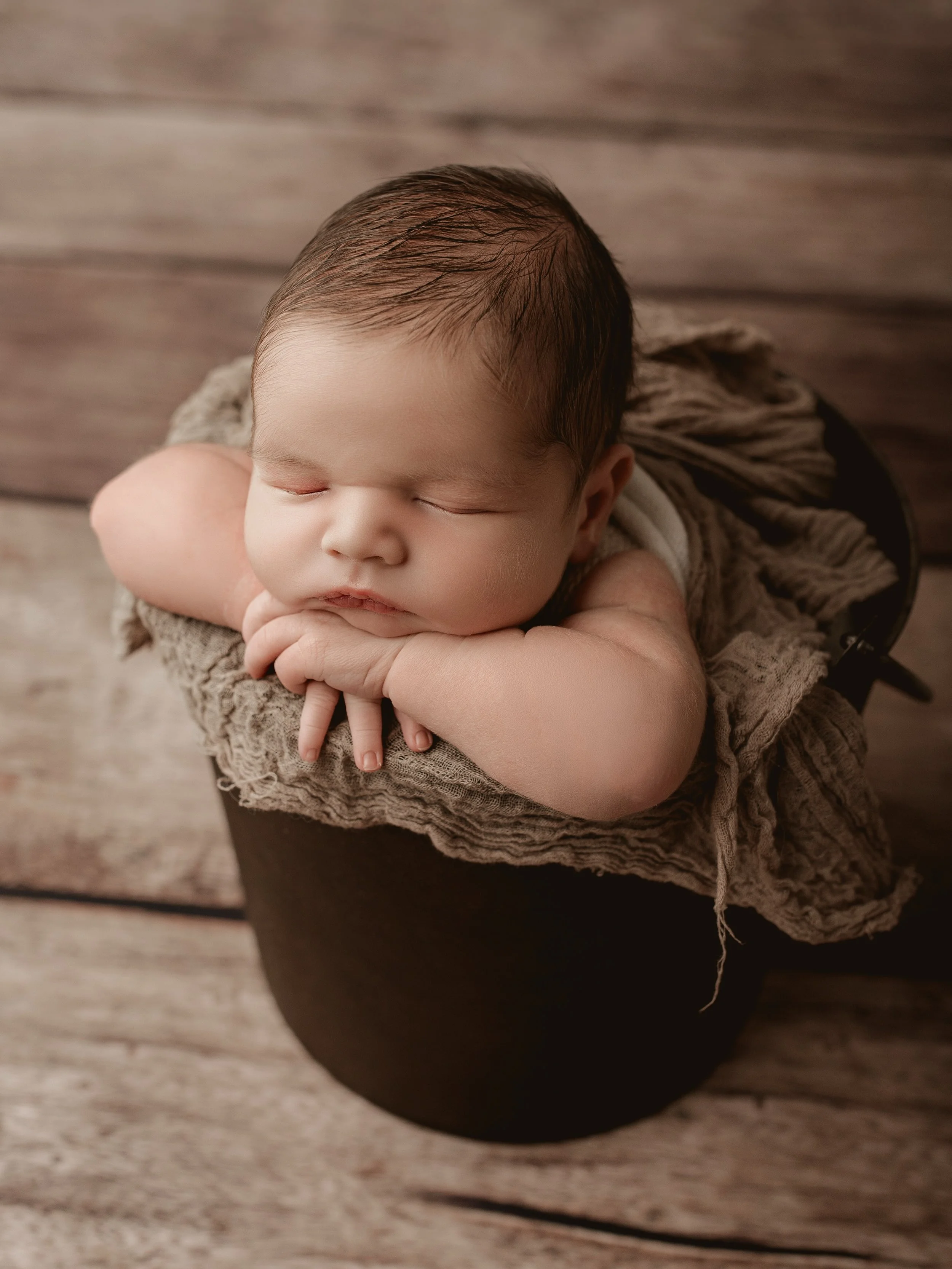 Someone asked if I only do girls in buckets and I realised I never posted this chunky boy in his bucket 🤎

Boys pull of buckets just as well as the girls 😍 

#newbornphotography #babyinbucketpose #ipswichnewbornphotographer #brisbanenewbornphotogra