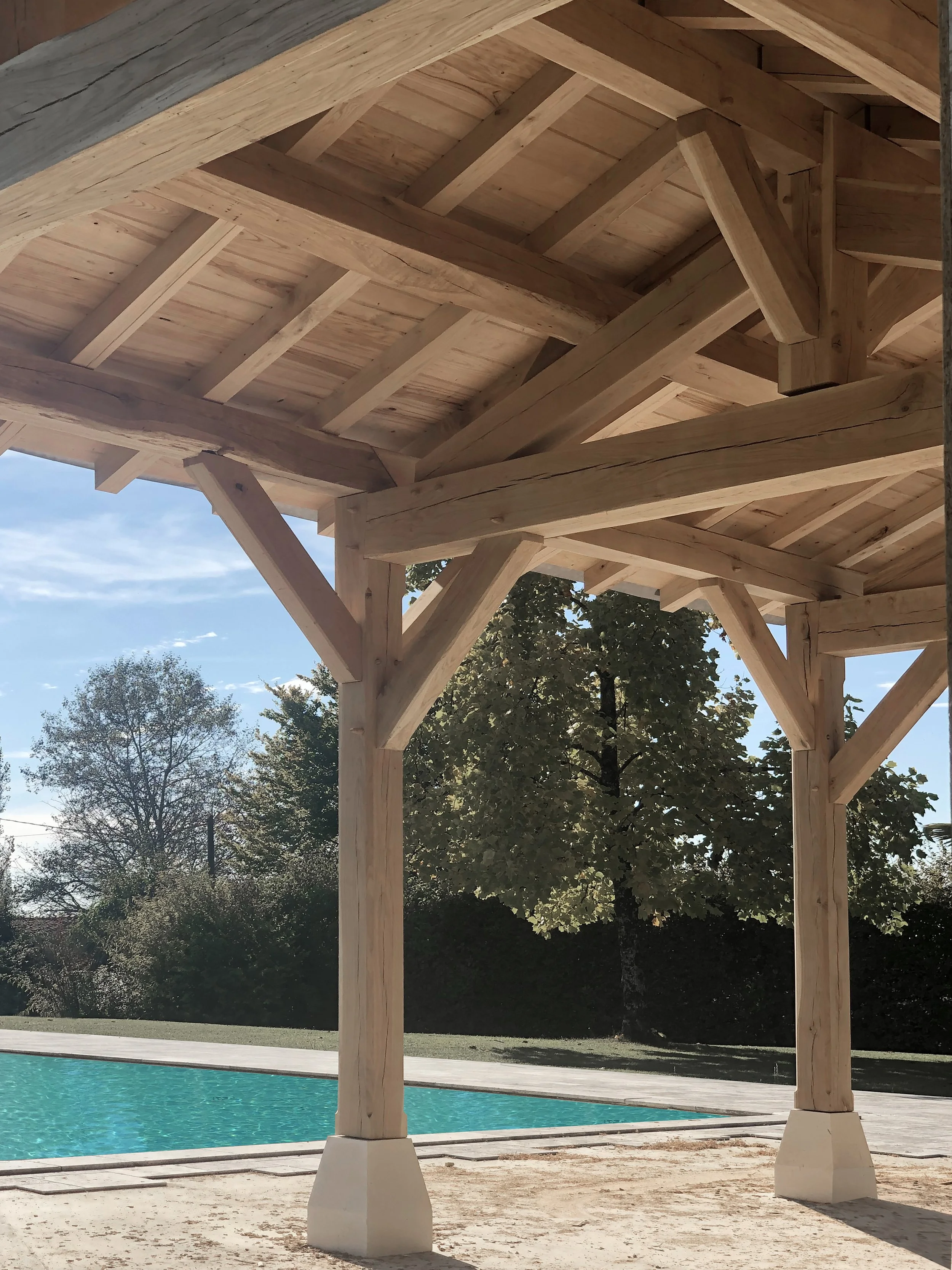 Pool house à charpente apparente en bord de piscine, Brantôme, Dordogne