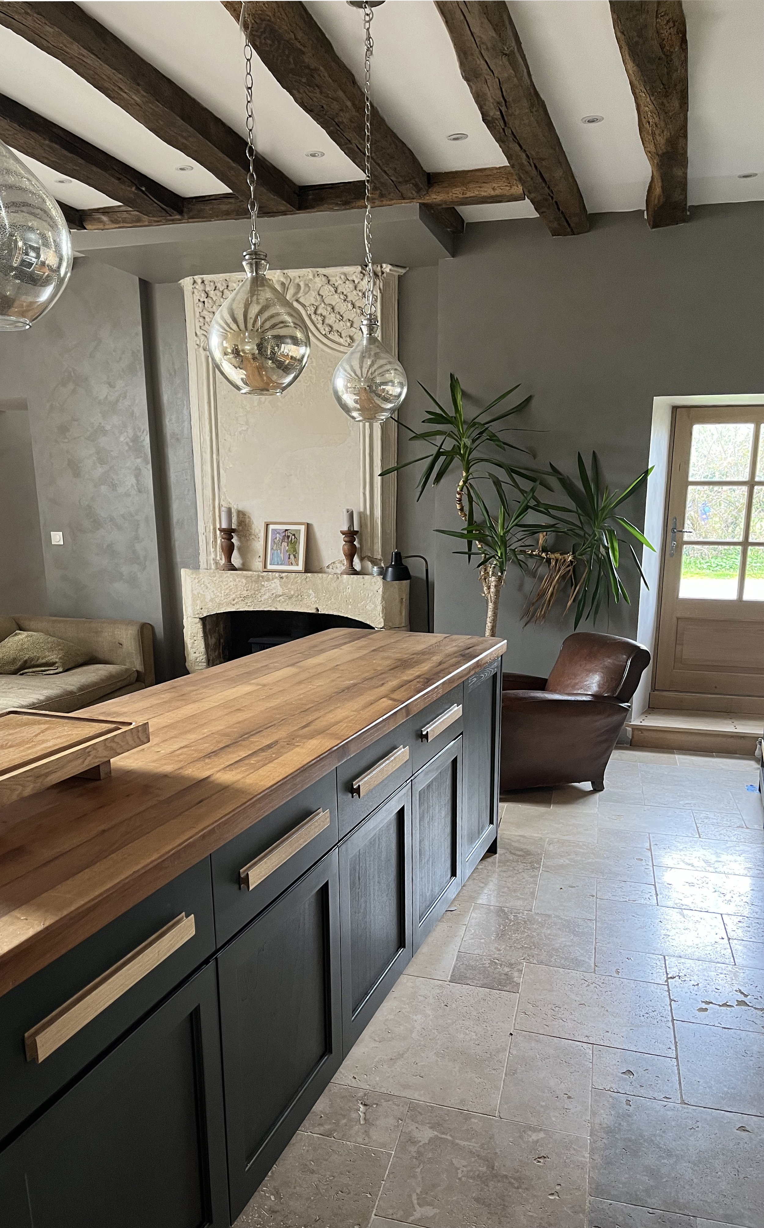 Plan de travail taillé dans une poutre de chêne ancienne, cuisine en Charente