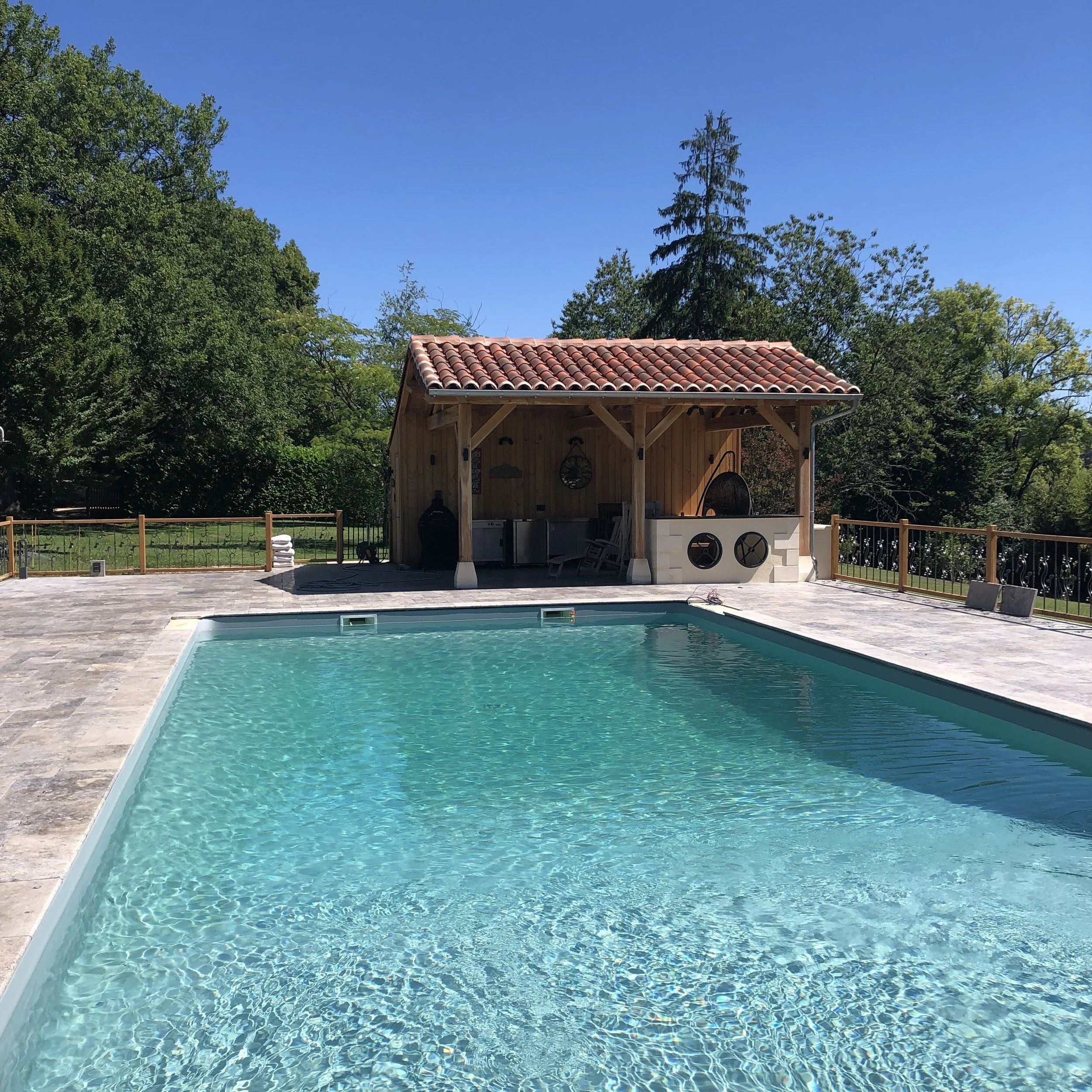 Pool house à charpente bois au bord d'une piscine en Charente