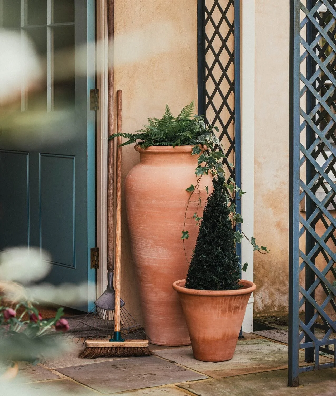 There&rsquo;s a quiet charm to a well-framed doorway.

Tall terracotta, trailling perennials, and the gentle lift of a fern. It doesn&rsquo;t take much to transform a porch into something more special ✨

A pair of thoughtfully placed pots can add a t