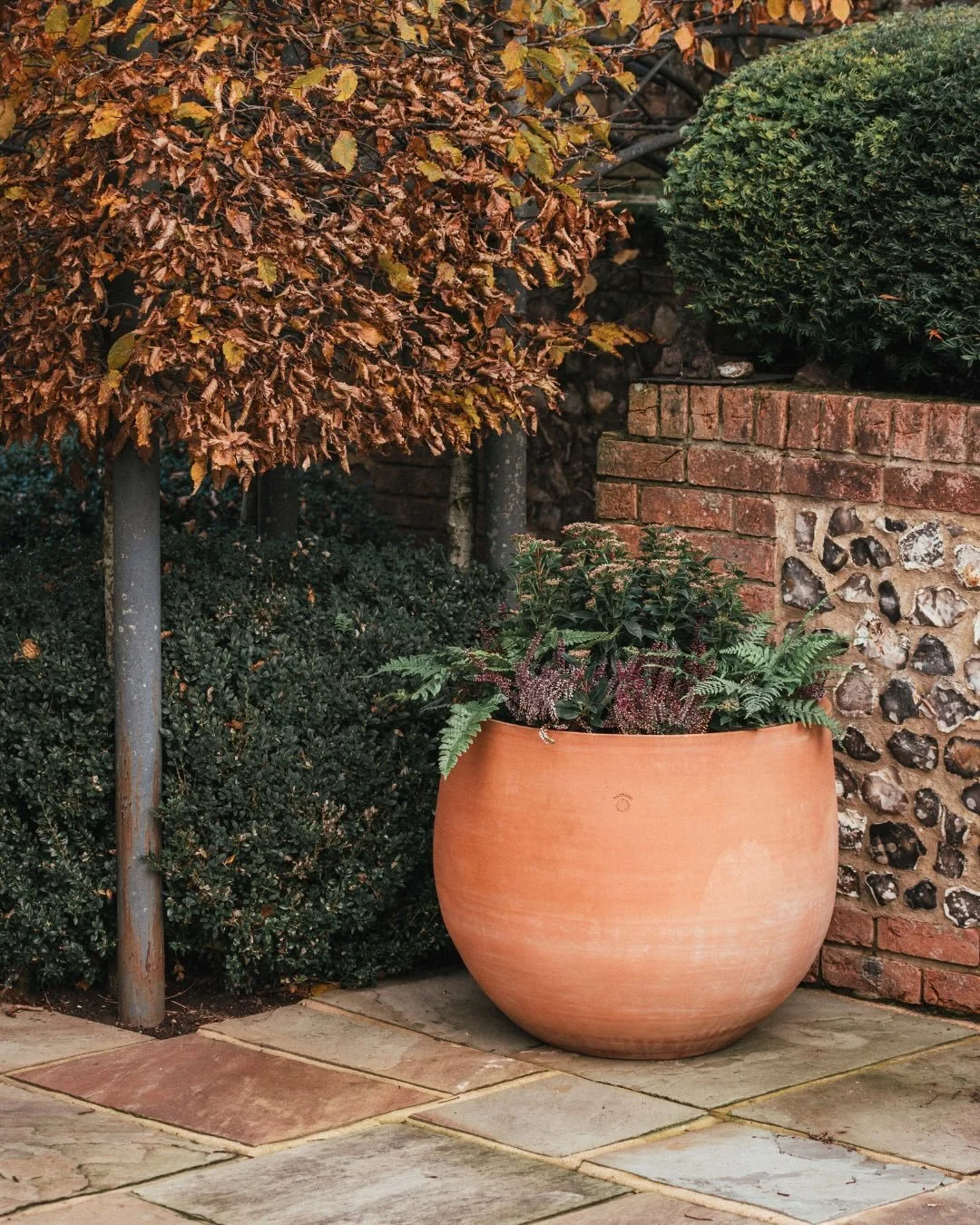December has arrived - it&rsquo;s time to tuck the garden in... 🌨️

Here&rsquo;s a few essential tips on how to winter-proof your garden pots, from the team of experts at @idealhomeuk.

🪴 Group pots together in a sheltered spot - ideally against a 