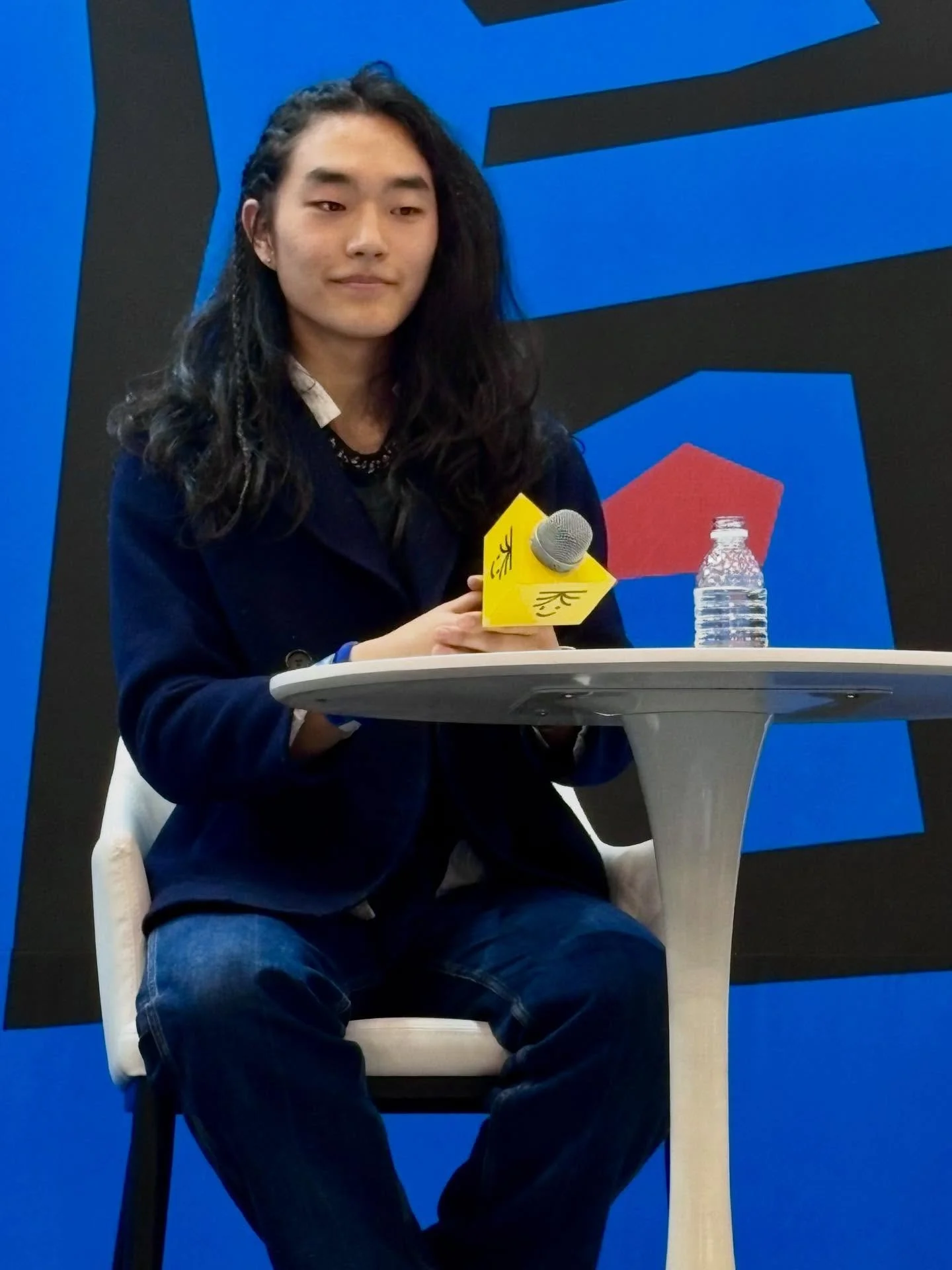 안녕하세요! 저 이수에요.
오늘은 부산에 왔어요.
국제 아동 도서전에 참여하게 되어서
그곳에서 많은 분들 만나서 함께 할 수 있어서 너무 행복했어요. 
그리고 오랜만에 문제인대통령 할아버지 만나서 너무 반가웠어요.
남은 오늘도 행복하게 보내세요!!
편안한 저녁 되세요!^^*

#전이수 #걸어가는늑대들 #강연 #국제아동도서전