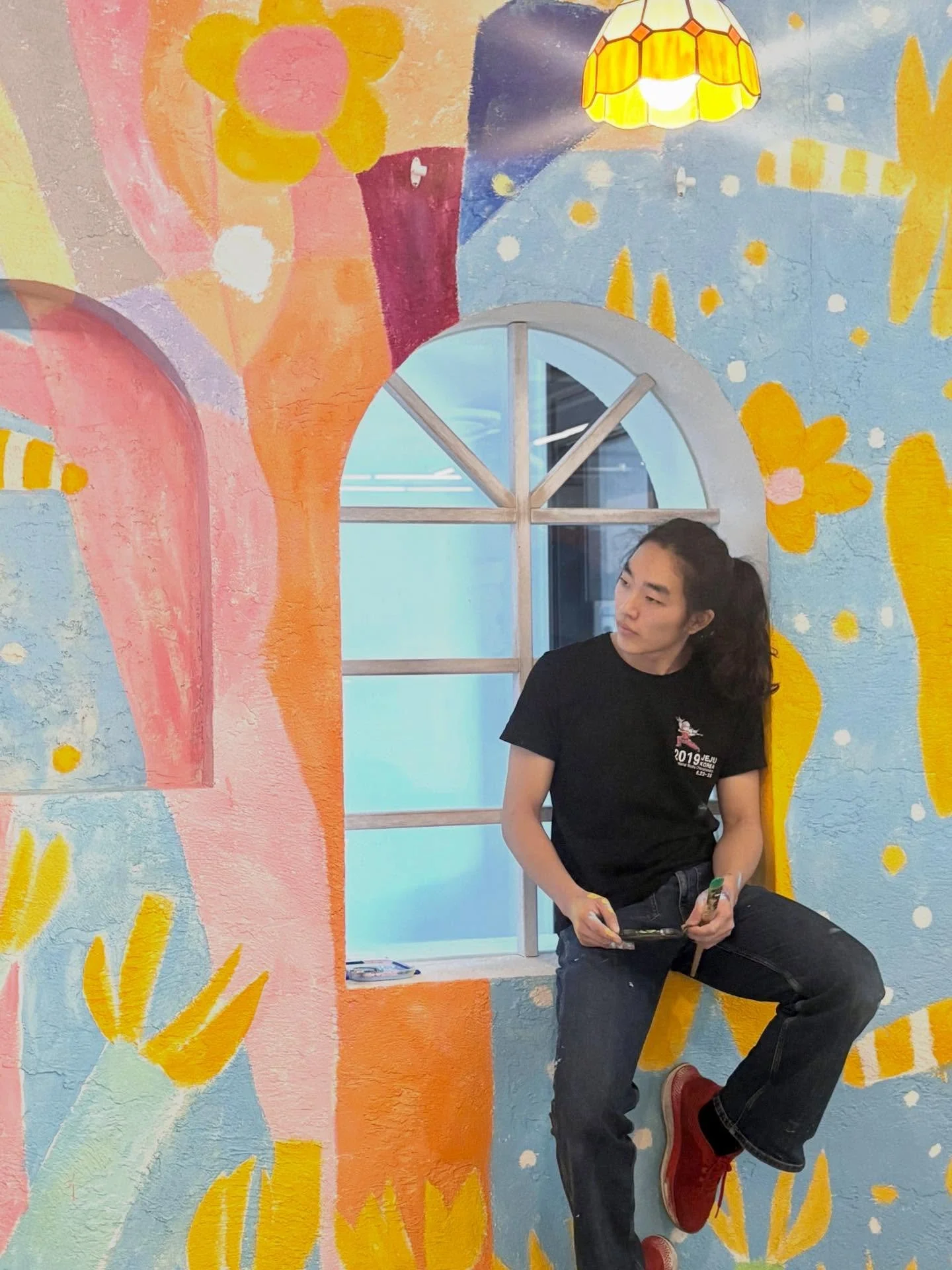 갤러리에 또 하나의 섬세한 균형을 새긴 날!
벽화를 그리는 동안 아프리카 학교 친구들이 생각났다. 
아프리카에 있는 학교에 
이것과 같은 벽화를 그려주고 온 뒤로 
이 그림을 볼때마다 항상 친구들이 생각난다. 

오늘도 모두 행복한 날이 되기를 바라며...!

Another day carving delicate balance into the gallery walls!
While painting this mural, I couldn&rsquo;t