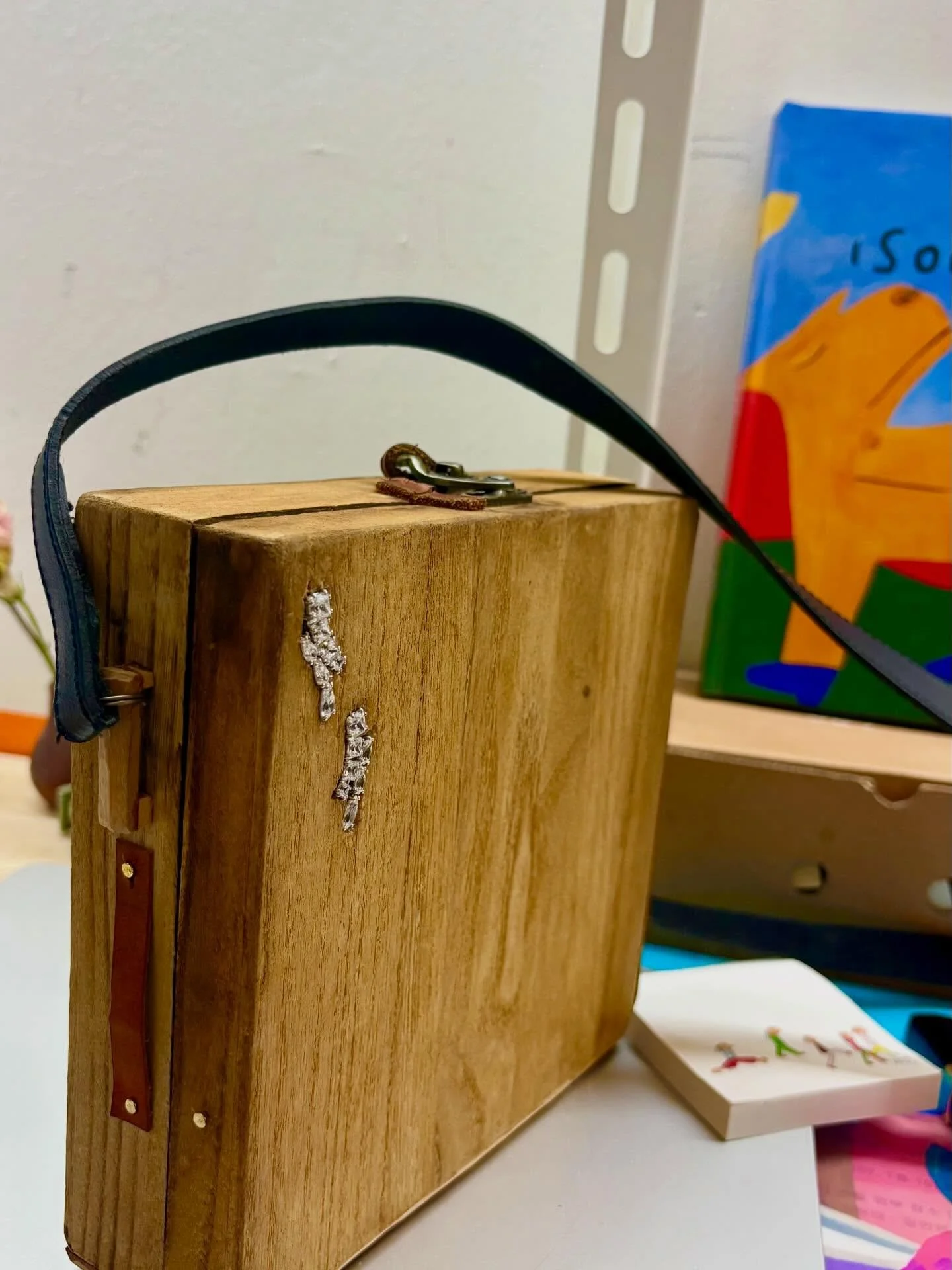 오늘은 엄마에게 나무 가방을 만들어주었다.
이쁜 가방으로 만들려고 노력했는데 어떤지 모르겠다.
엄마는 무척 기뻐해주어서 나도 기분이 좋다 ^^

#전이수#가방#걸어가는늑대들#목공#예술가