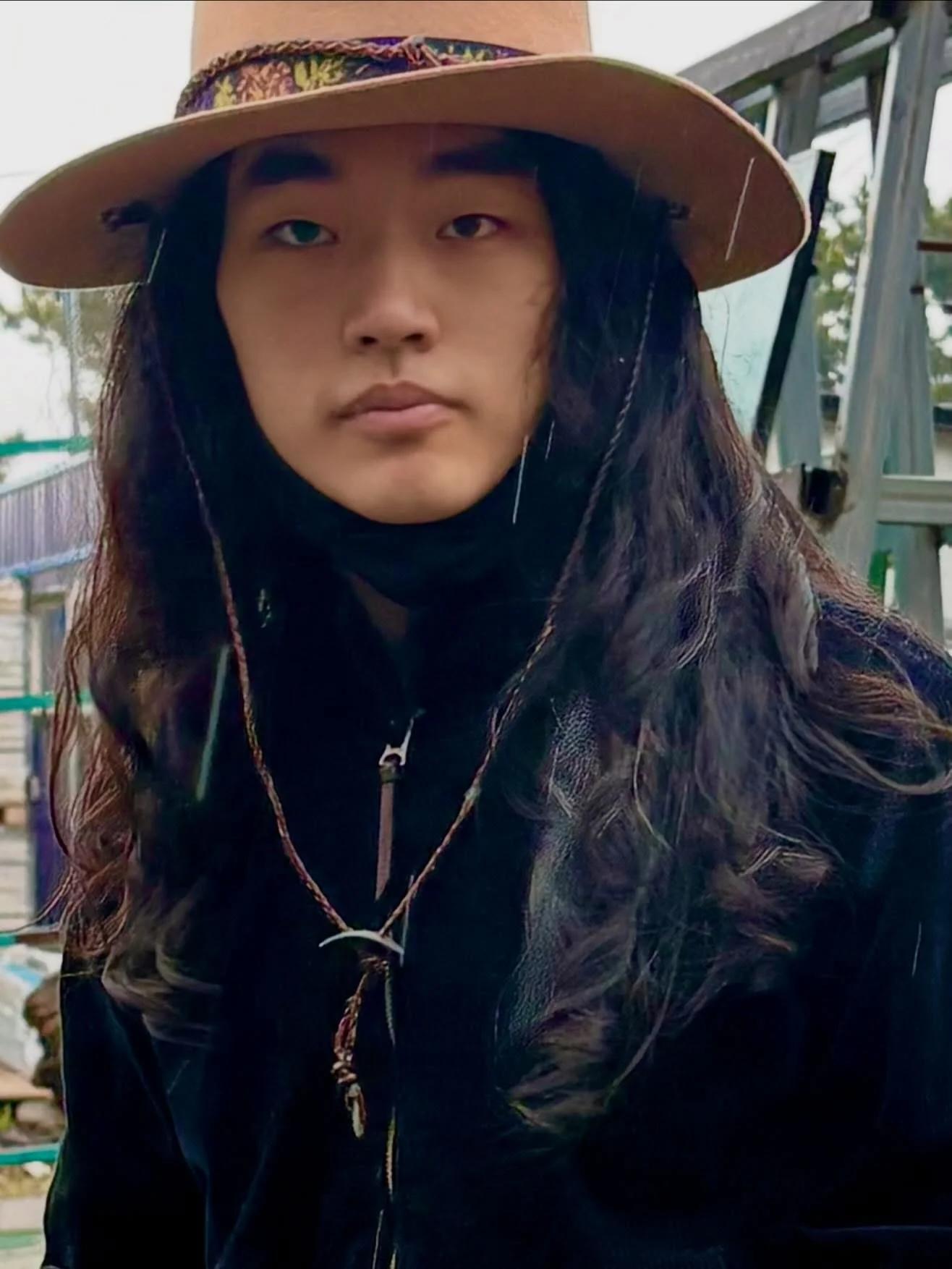 우리안엔 빛처럼 밝고 선한 마음이 있다.
하지만 가끔 
그 마음을 유지하지는 못할 것만 같은 때를 만나게 되고 그 마음을 잃어버리려 할땐, 
또 잃어버릴땐,위태로워보이고,
의지를 내어 그 마음을 찾으려고 하게되고, 그리워한다. 
그것은 중요한 일이다. 
진짜 우리의 마음은 
영원히 변치 않을 것임을 알기 때문에 
우리는 믿음을 가질 수 있다. 
그리고 우리는 알게 된다.
그 마음을 지키려는 마음이 진짜 나이고, 
내가 바로 그 밝은 마음이라는 