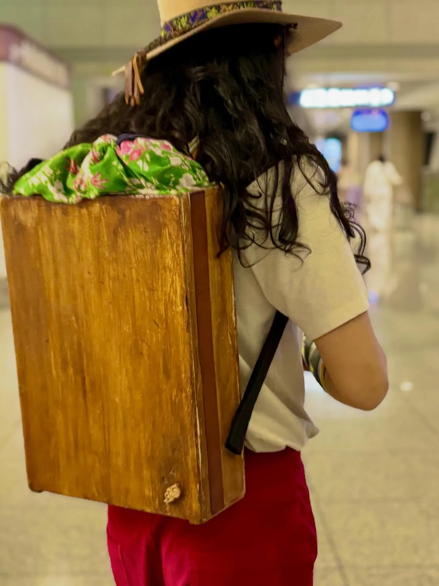 안녕하세요 
저 이수에요 ^^
오늘밤 드디어 네덜란드로 떠나요.
가서 매일 제가 보고 느낀 모든 것들을 30일 동안 30여개의 작품으로 그곳에서 전시할 예정이에요!
그 여행을 오늘부터 30일 동안 함께 지켜봐주세요! 
매일 이곳에 올려서 보여드릴게요! 많이 응원해주세요! 
감사합니다! ^^

Hello, I&rsquo;m Isoo.
I&rsquo;m finally leaving for the Netherlands tonight! 
While I