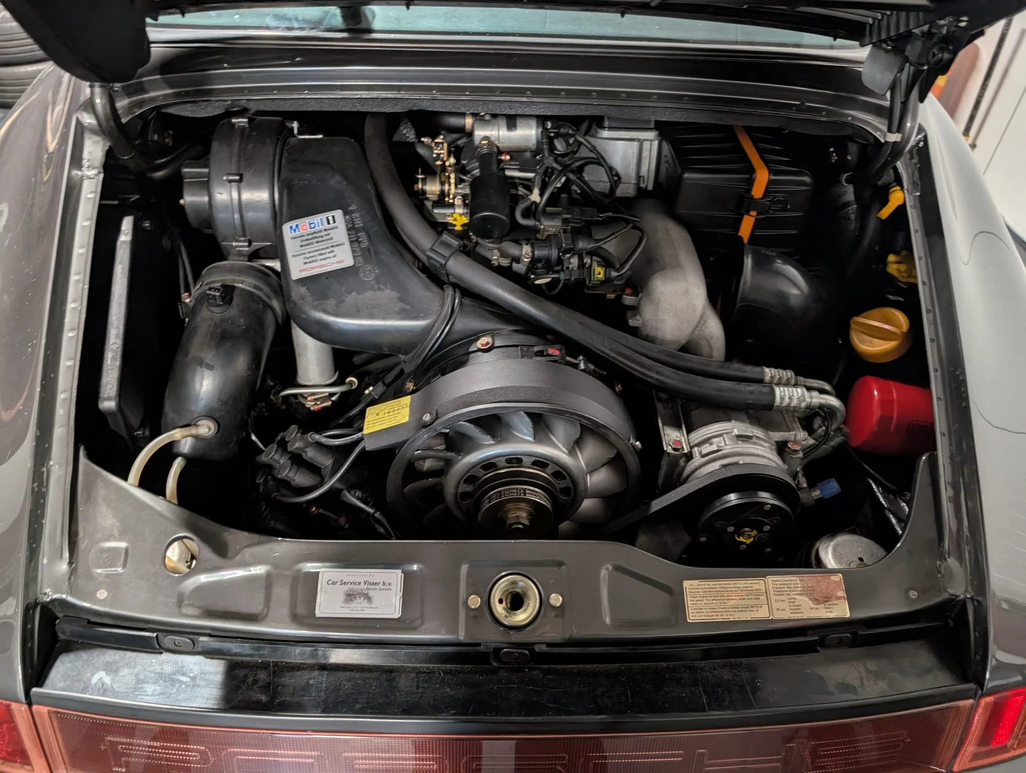 Onderhoud aan een Porsche 911 door specialist Holsbergen Automotive