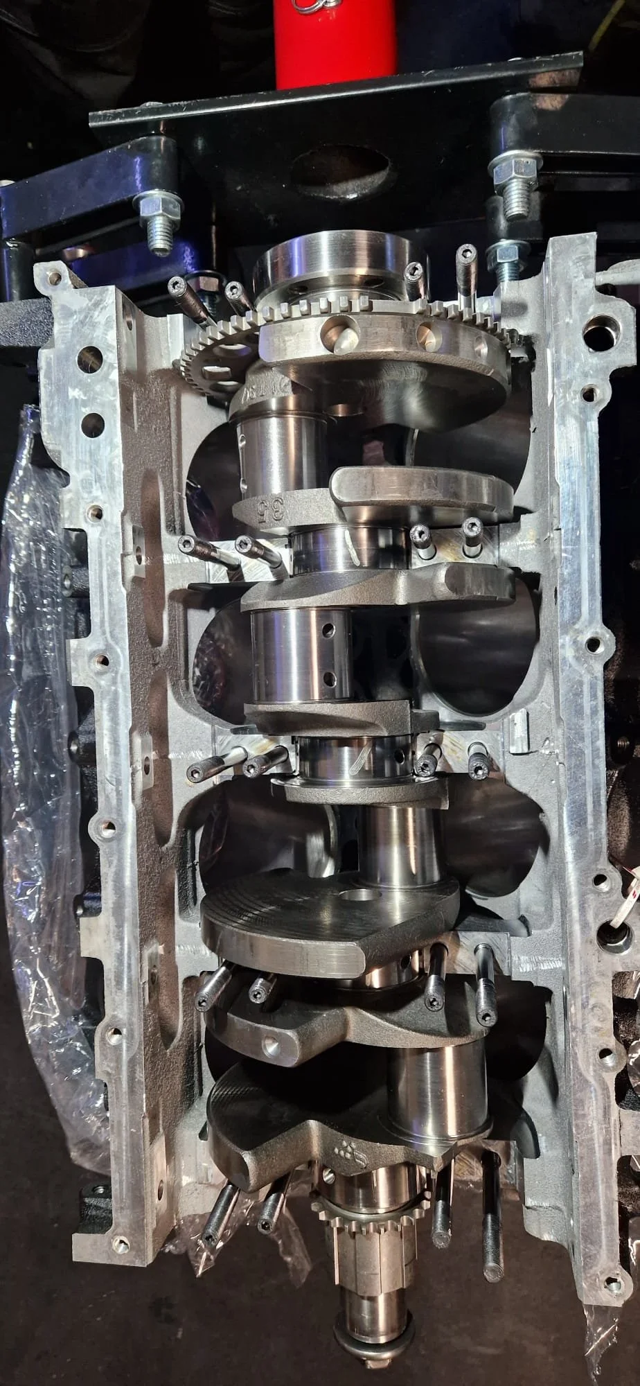 Gedetaillerde technische inspectie van een high-performance motor