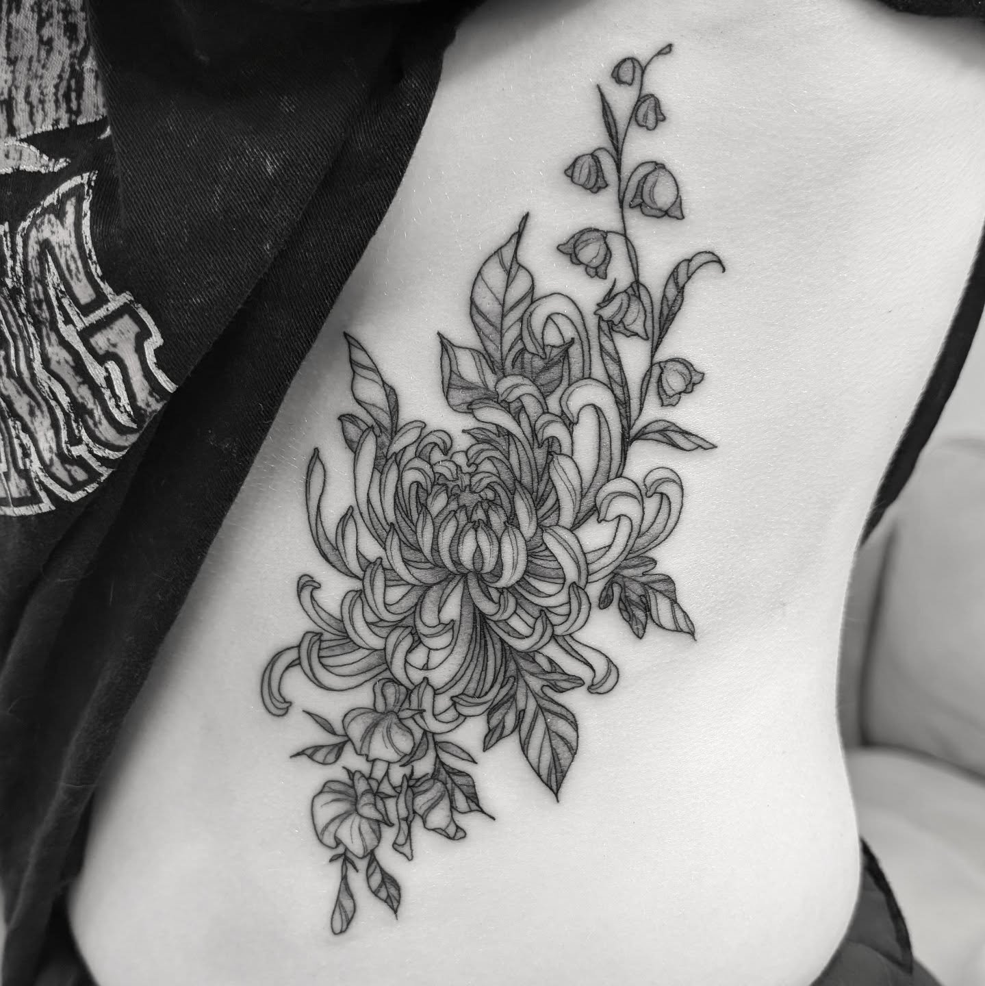 Sat like a rock for her first tattoo!

#ottawatattoo #floraltattoo #greyscaletattoo