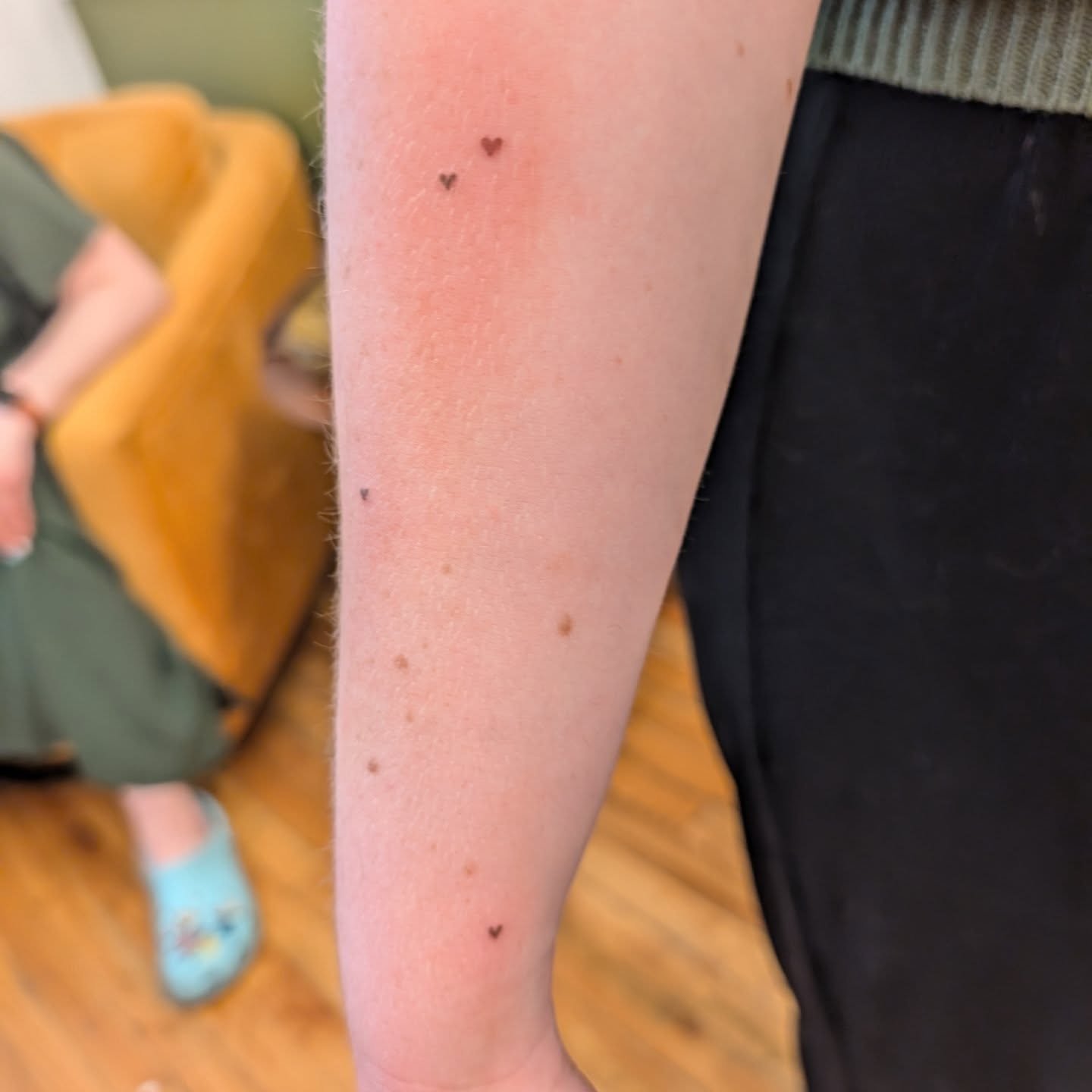 A few little heart freckle tattoos was the best way to end the week! OBSESSED!!
#ottawatattoo #freckletattoo #hearttattoo