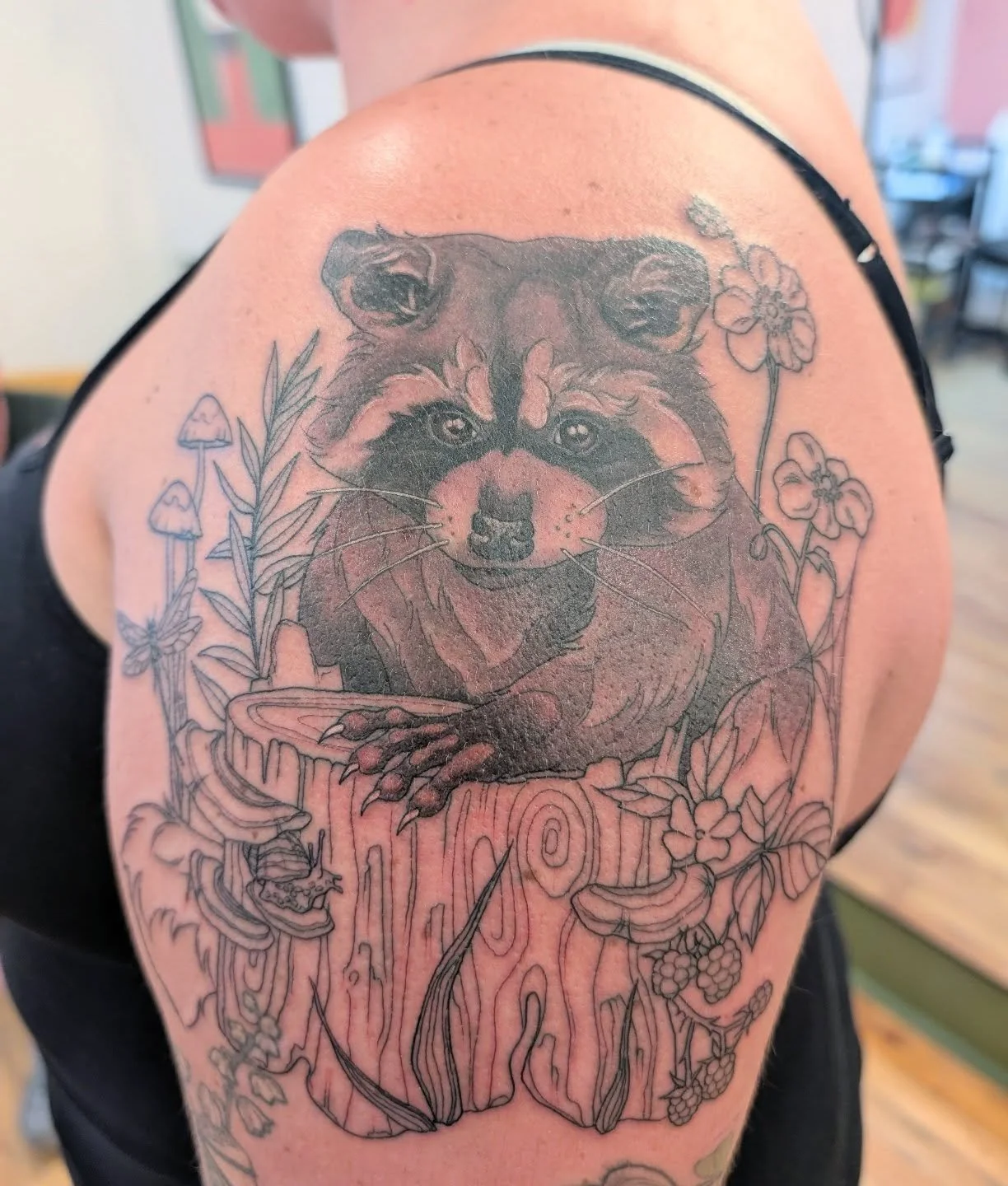 Great start to this adorable little bandit!

#ottawatattoo #racoontattoo #foresttattoo