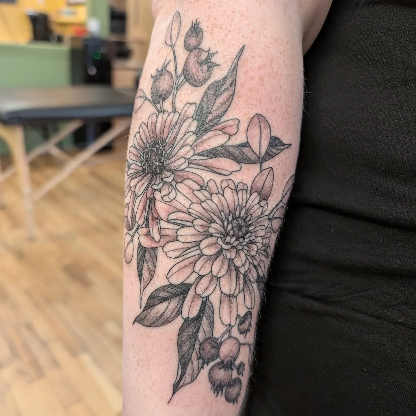 Lovely getting to do this Zinnia flash to end the week 🥰

 #ottawatattoo #floraltattoo #flowertattoo