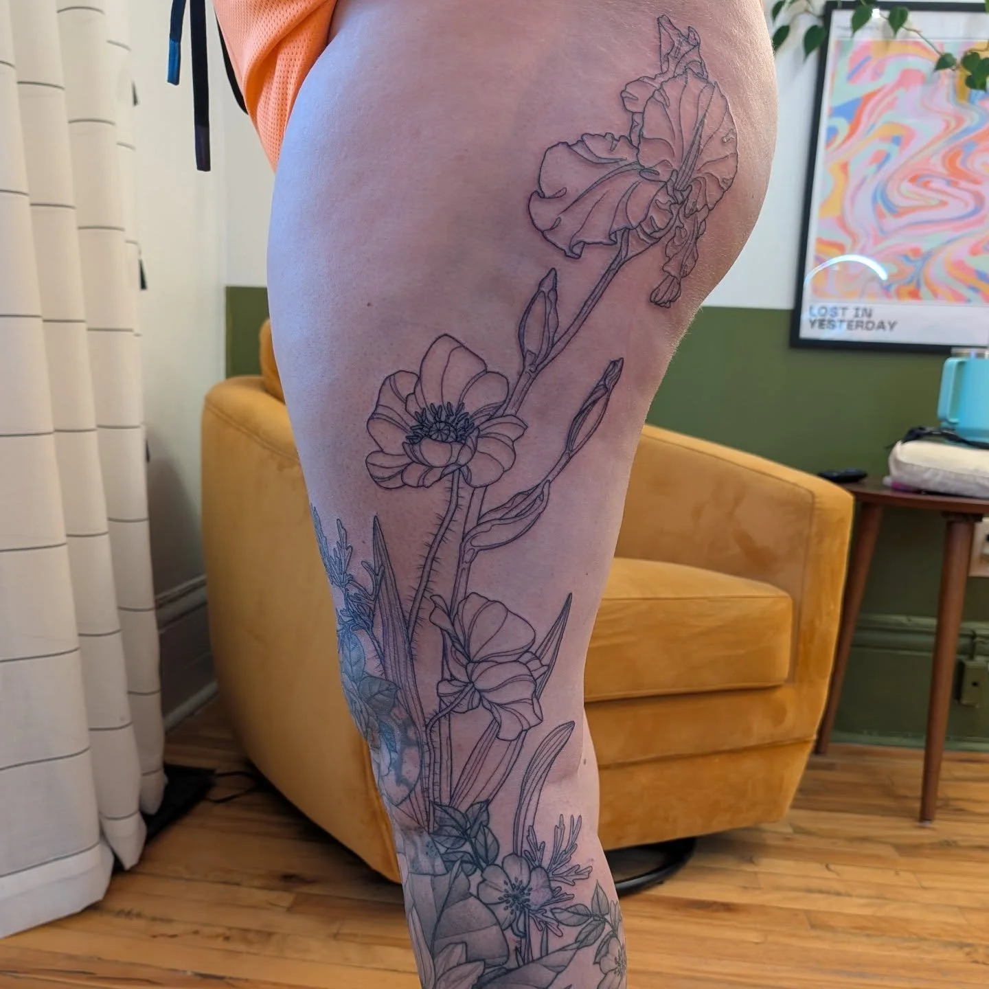 What a great start to this large floral addition that was adjusted from a flash design of mine. Shading to come next month!

#floraltattoo #iristattoo #poppytattoo