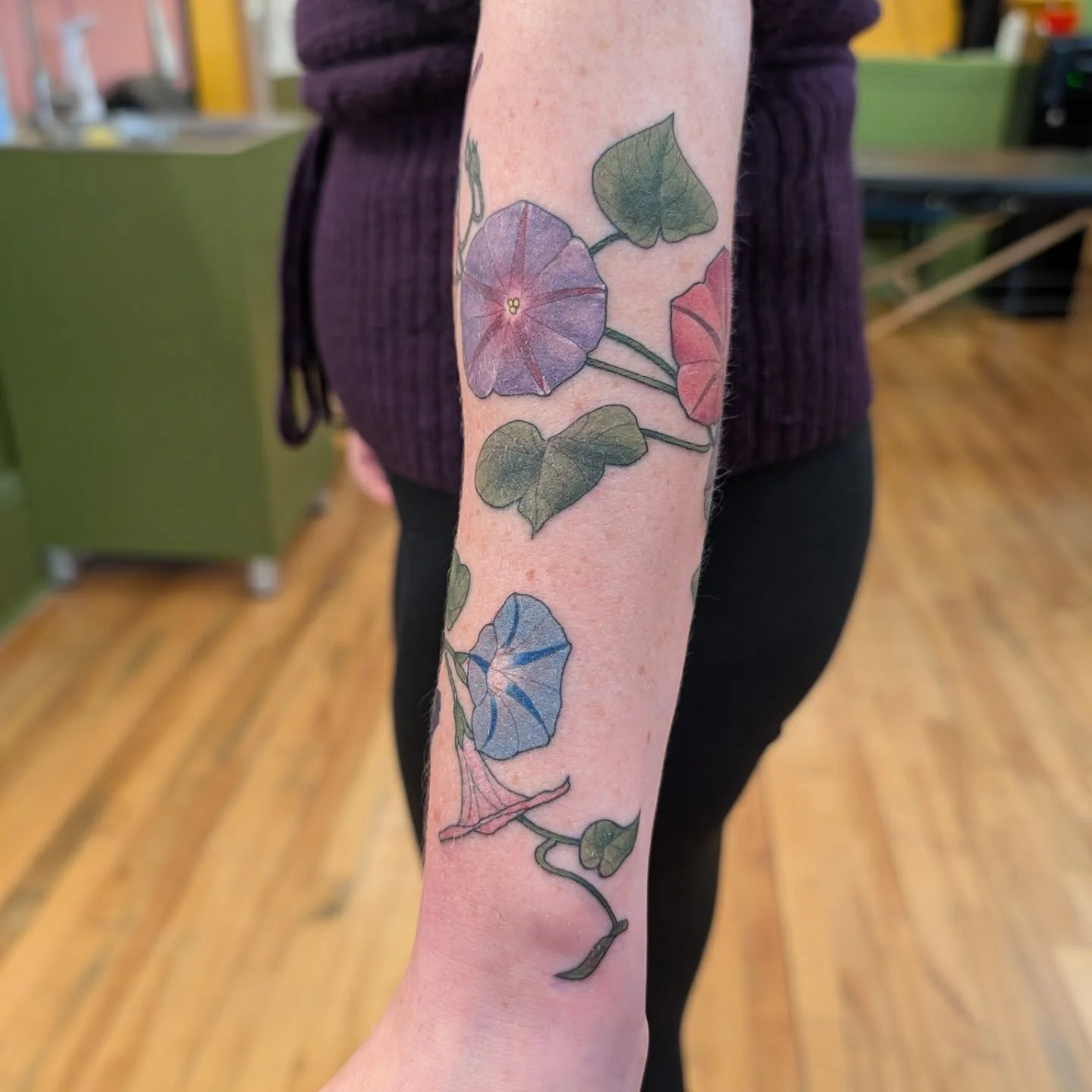 I had such a lovely time working on this wrappy morning glory vine!

#flowertattoo #floraltattoo #ottawatattoo