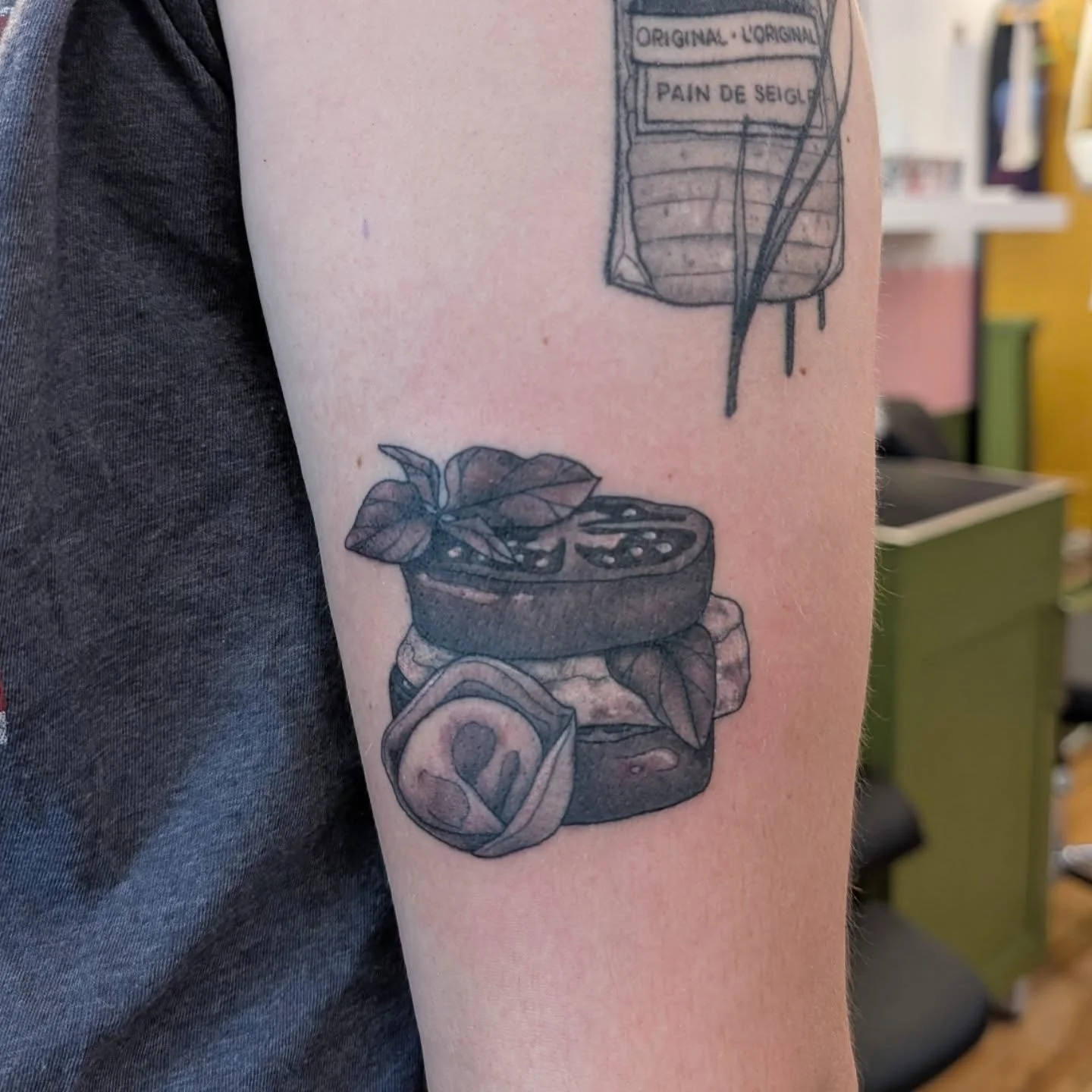 A little nod to Italy today with a caprese stack and tortellini. And swipe to see the bag of rye bread we tattooed about 3 years ago! 

#ottawatattoo #tomatotattoo #breadtattoo #greyscaletattoo