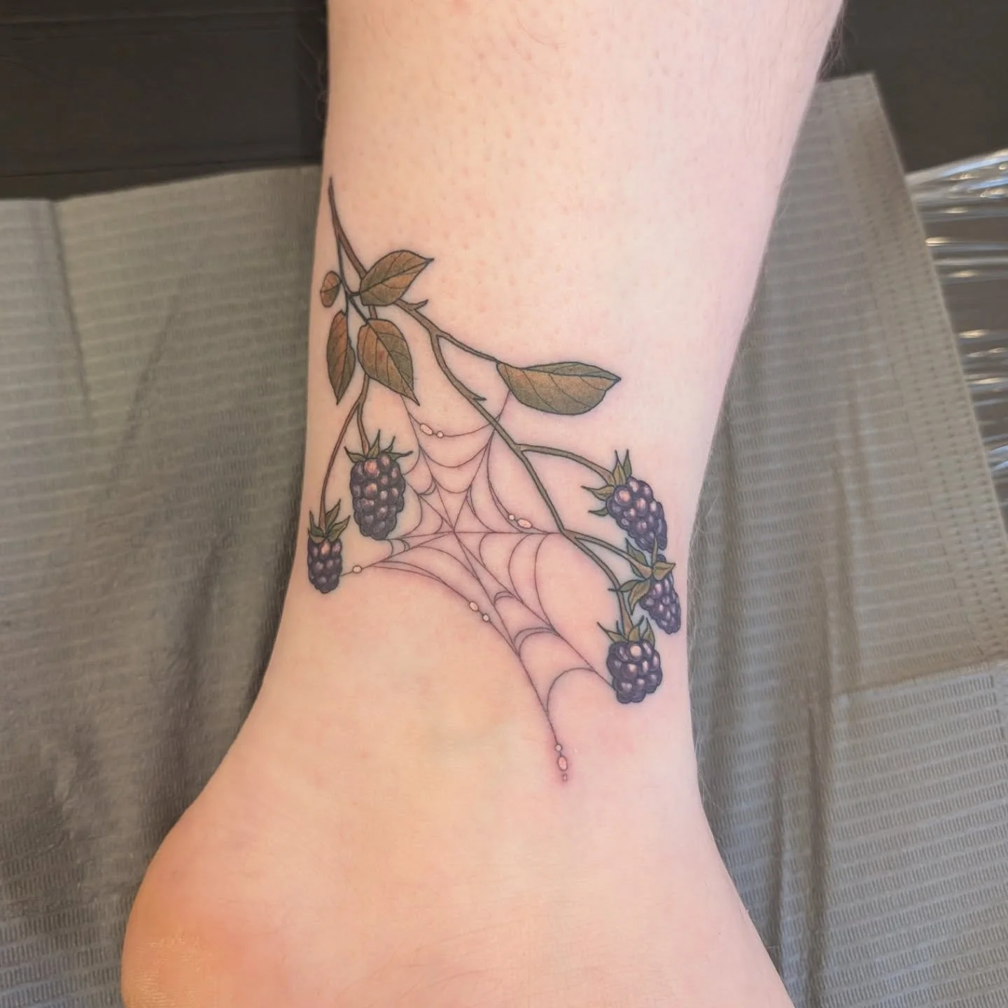 Some little matchy match berries and webs :)

#ottawatattoo #blackberrytattoo #raspberrytattoo