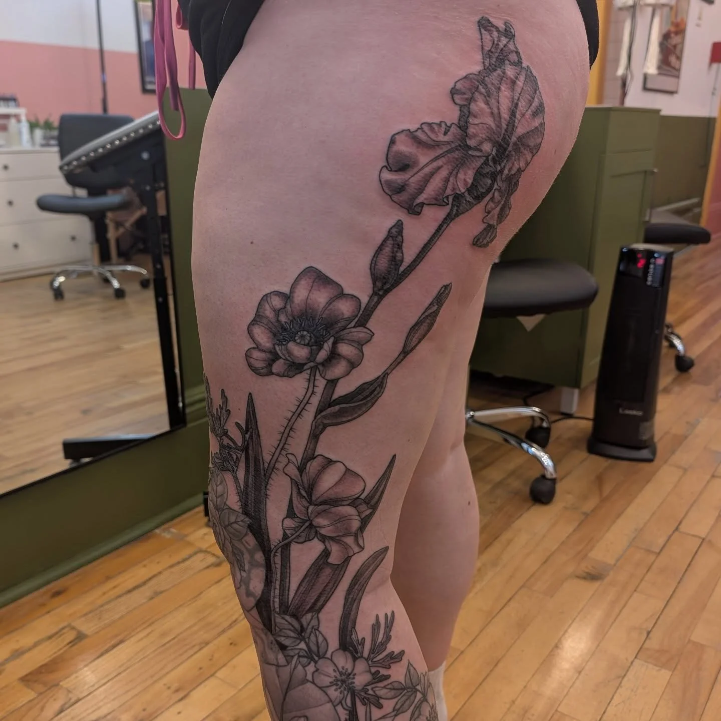 It's always great to have a client that sits sooooooo friggin well! Powered through this shading like a boss :)

#ottawatattoo #floraltattoo #flowertattoo