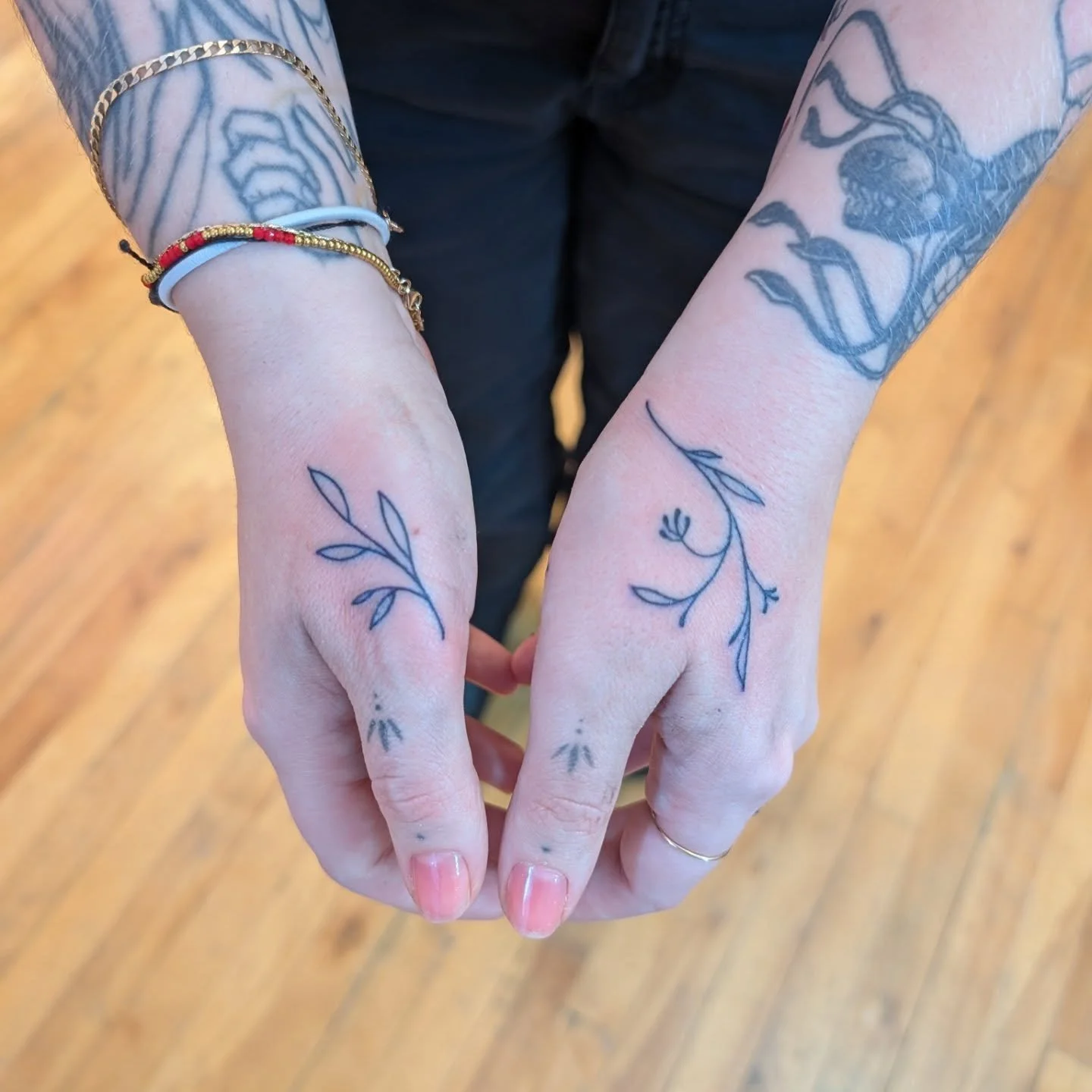 Some hand tattoos from my mix and match flash. Swipe to see a sneaky thumb design!

I've got a few more spaces available for my mix and match flash so let me know if you're interested!

#ottawatattoo #ottawatattooflash #gatineautattoo #kingstontattoo