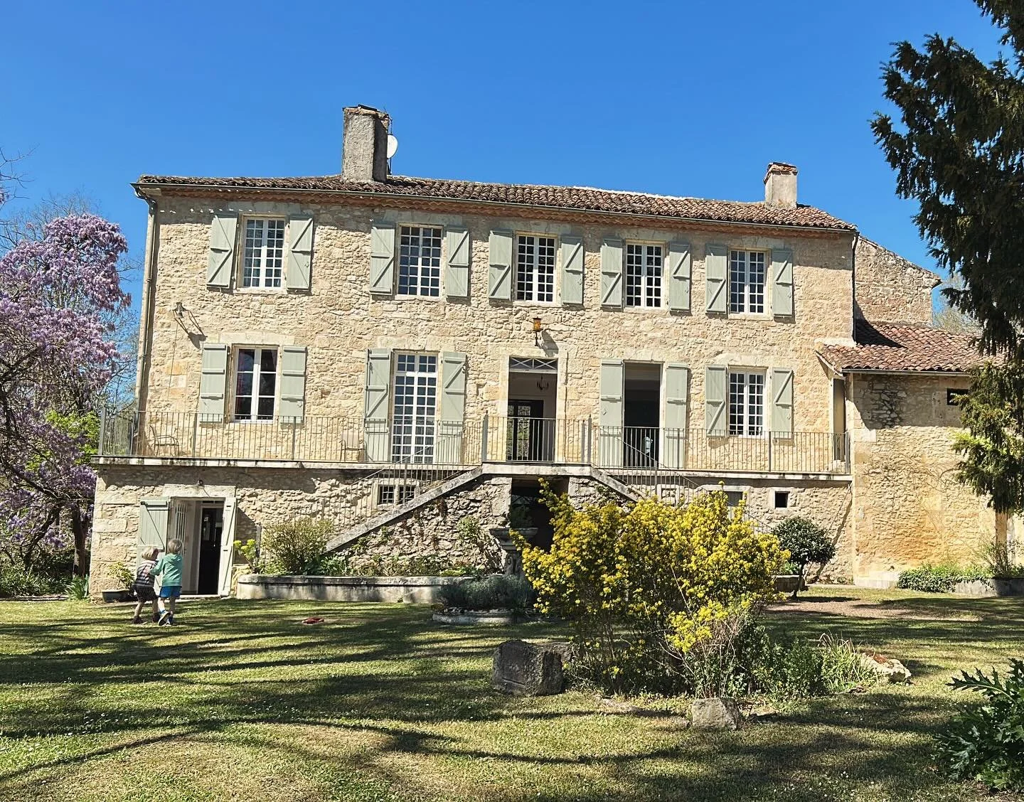 Blue skies at the Chateau ☀️ we have so many birds here and a goldfish called Dot who lives in our garden pond :)
#chateaulife #southwestfrance #gers #frenchlife