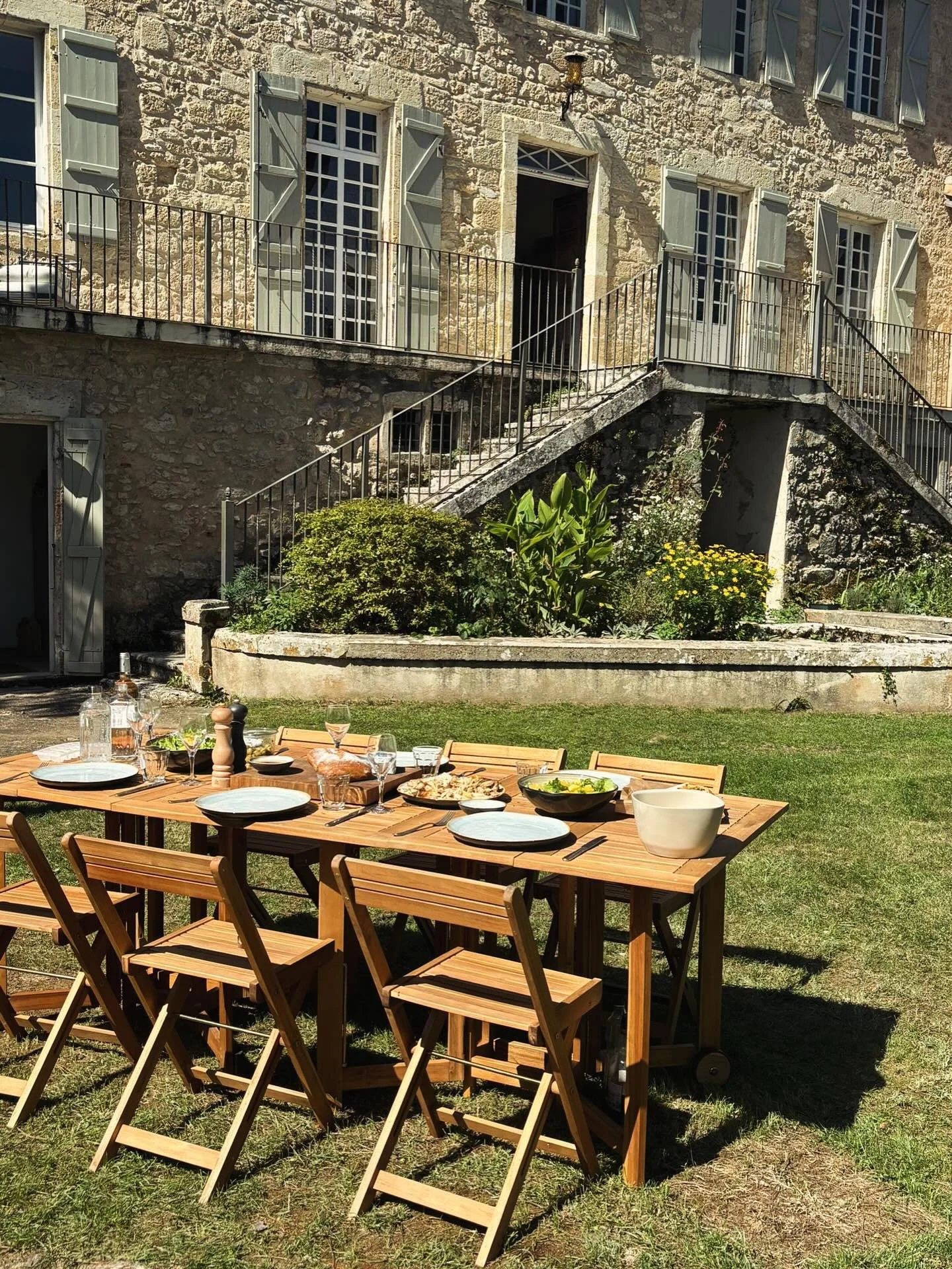 Still loving a bit of al fresco lunching at the chateau in the late September sun ☀️ 

#gers #southwestfrance #chateau #frenchlife