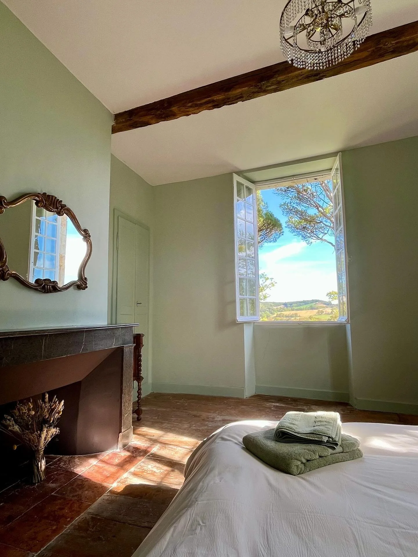 Fresh autumn sunlight pouring in for this week&rsquo;s guests at the Chateau 🍂 it&rsquo;s time for duvets on the beds though! 

#southwestfrance #auntumnvibes🍁 #gers #chateauholiday #frenchlife