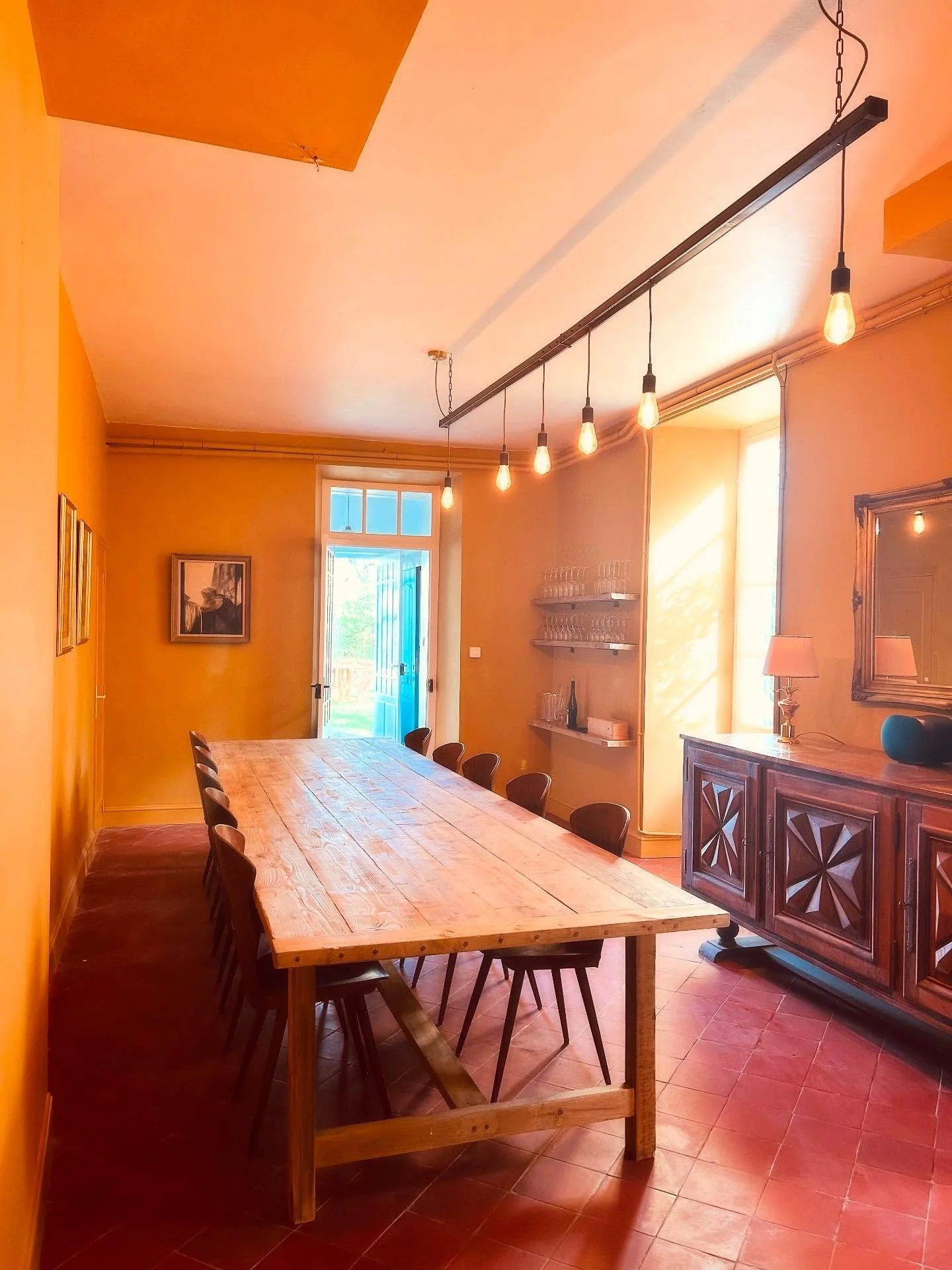 Inspired by all the lush sunflower fields in our area.. we love a bit of yellow at the Chateau 🌻 

#ch&acirc;teaudepl&eacute;haut #frenchlife #frenchdining #gers #frenchfood