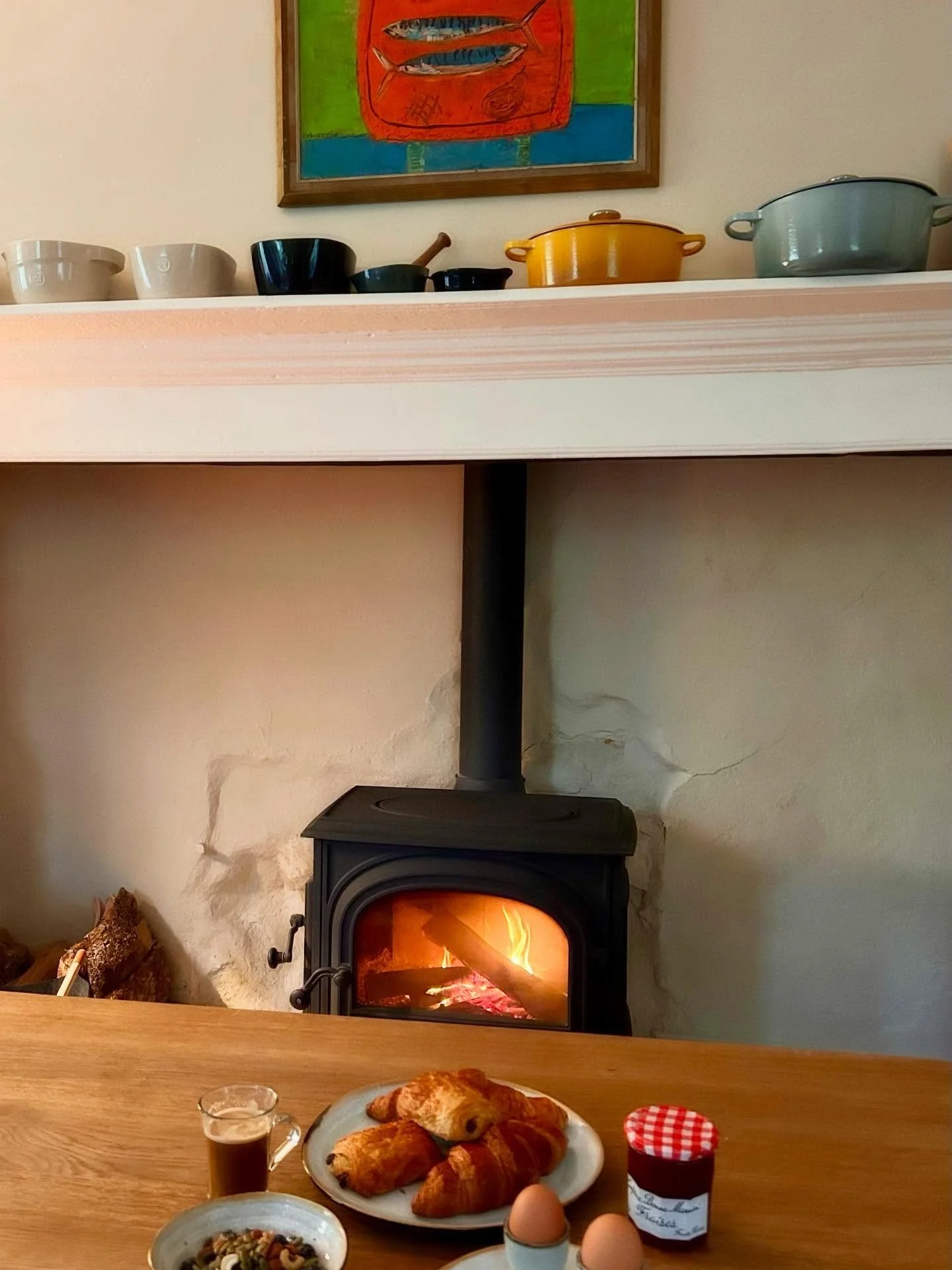Chilly mornings call for cosy breakfasts by our kitchen fire 🔥 

#frenchlife #chateau #frenchbreakfast #Gers #cosyliving #autumn #chateaulife #croissantsplease #ch&acirc;teaudepl&eacute;haut